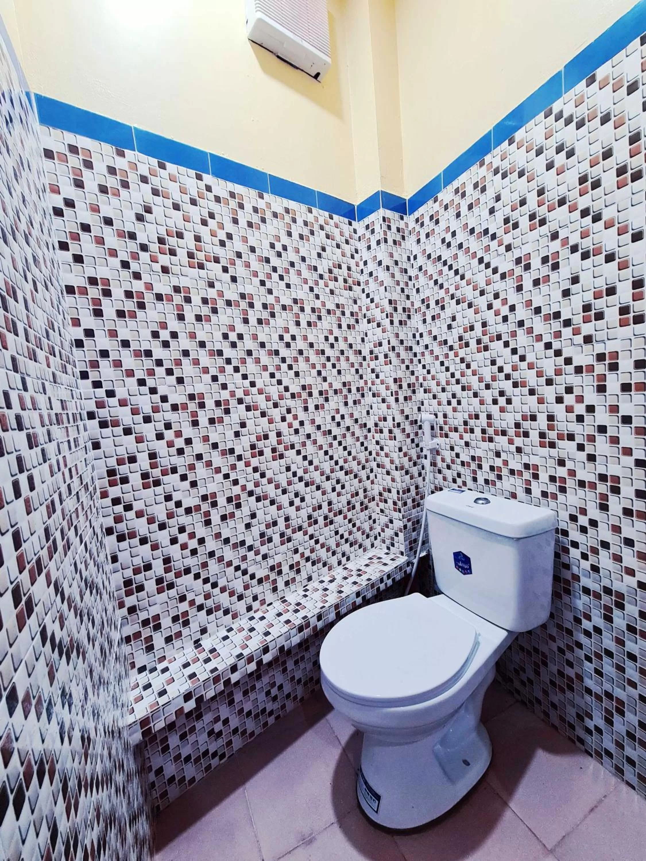 Toilet in La-Familia Guest House