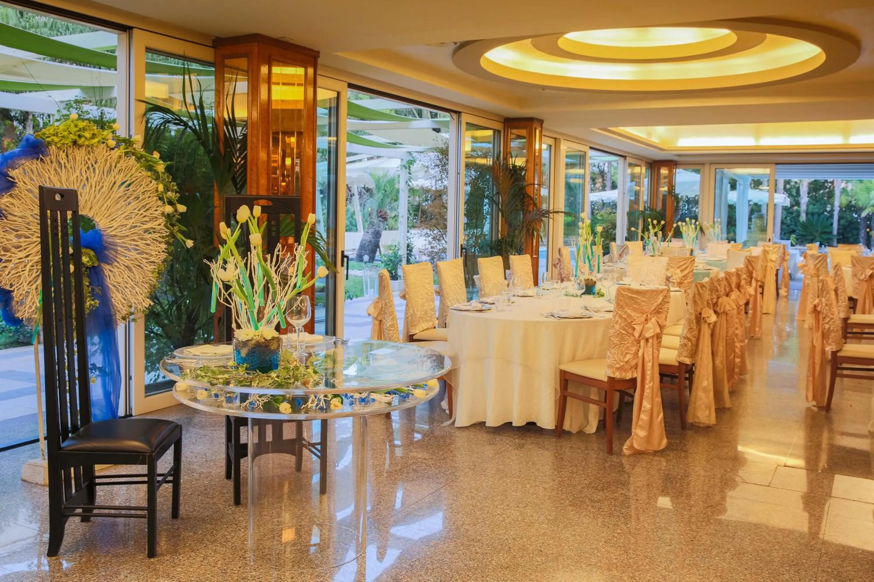 Restaurant/places to eat in Hotel Ares