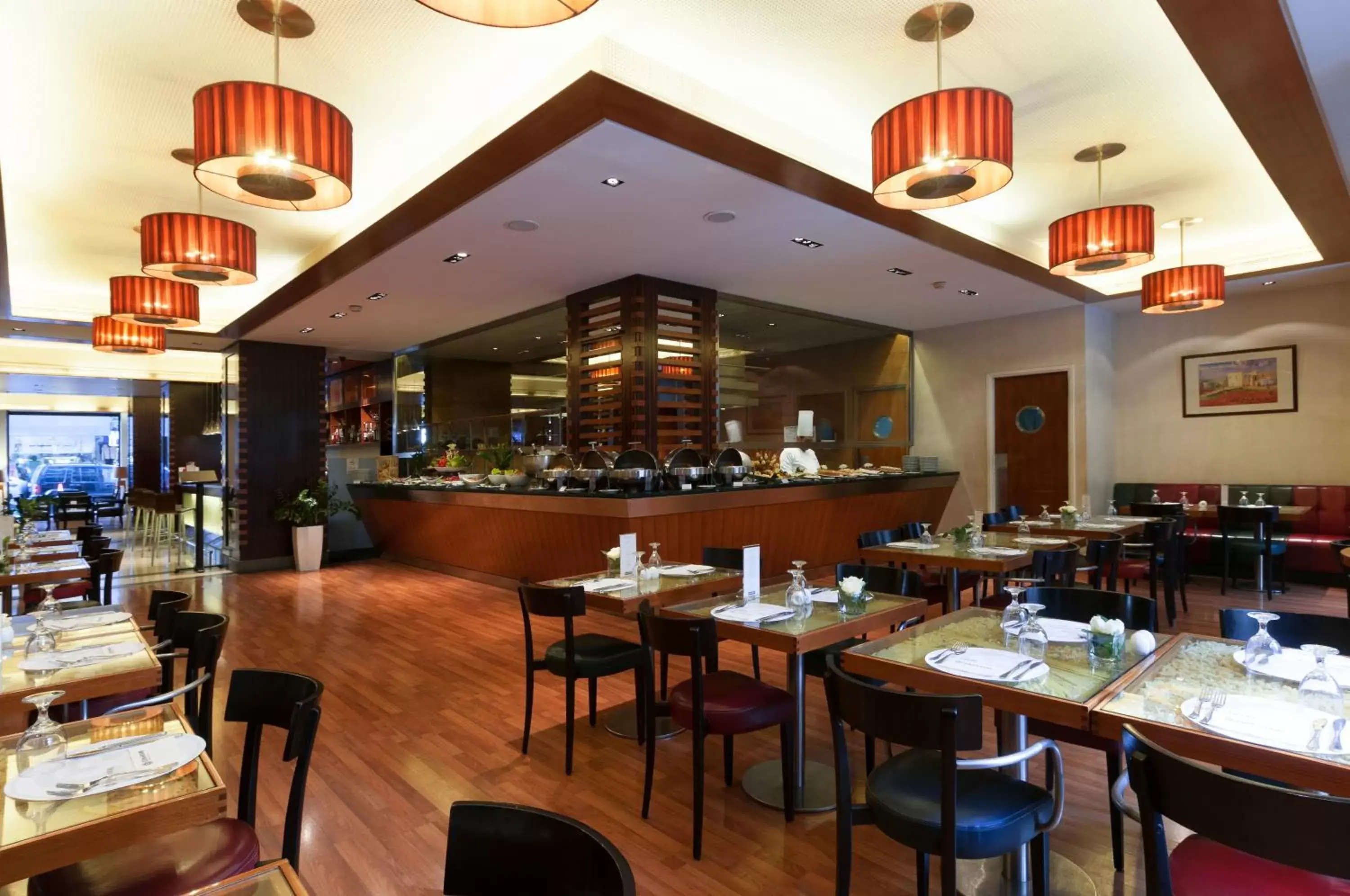 Restaurant/Places to Eat in Le Commodore Hotel