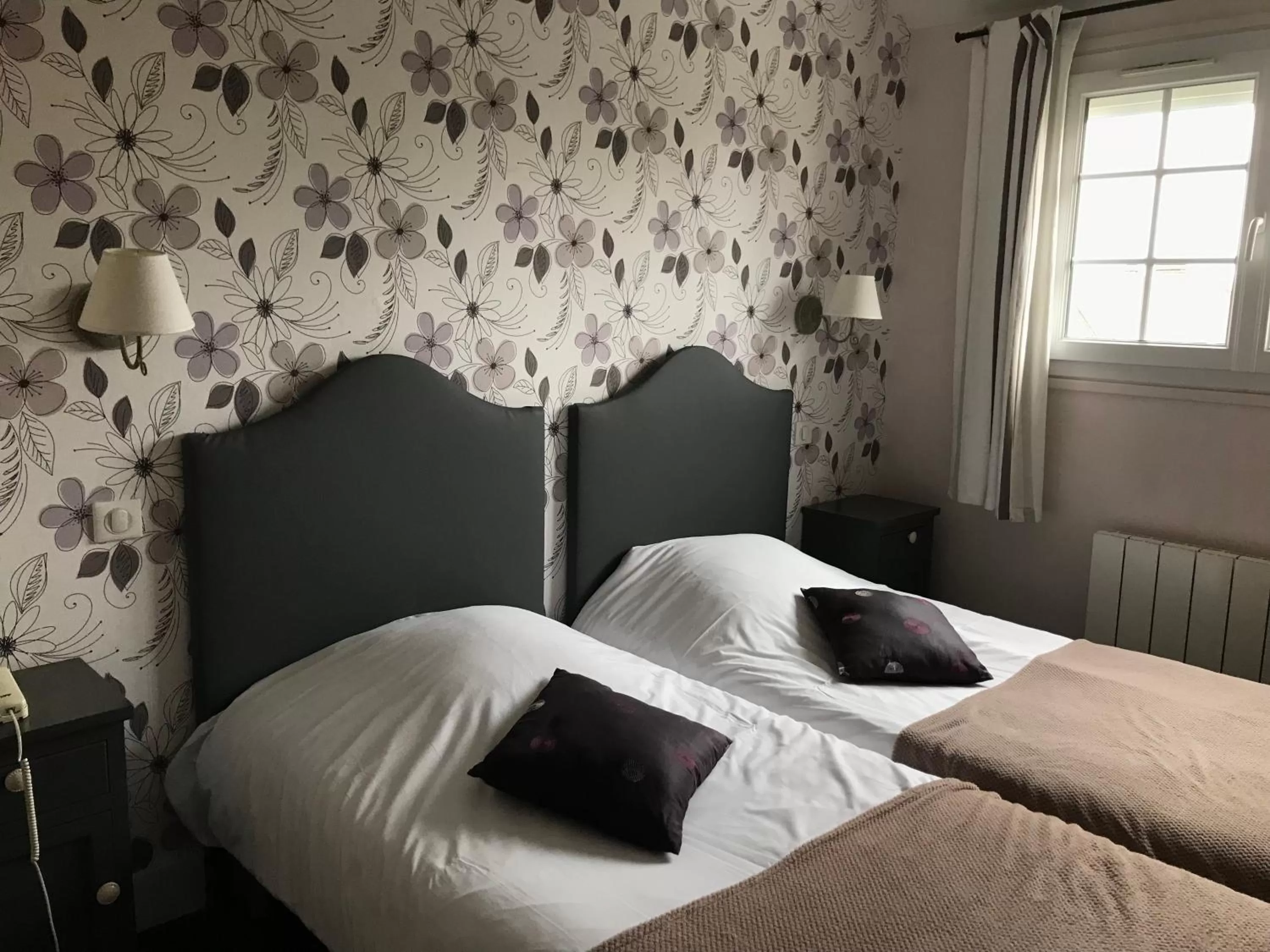 Bed in Logis Hôtel Les Airelles Neufchâtel En Bray