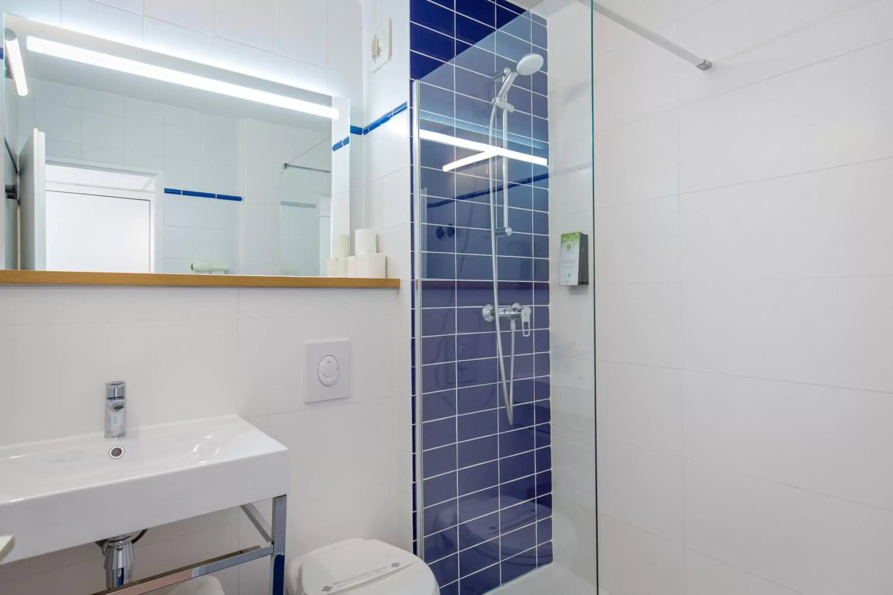 Shower, Bathroom in Kyriad Marseille Gemenos