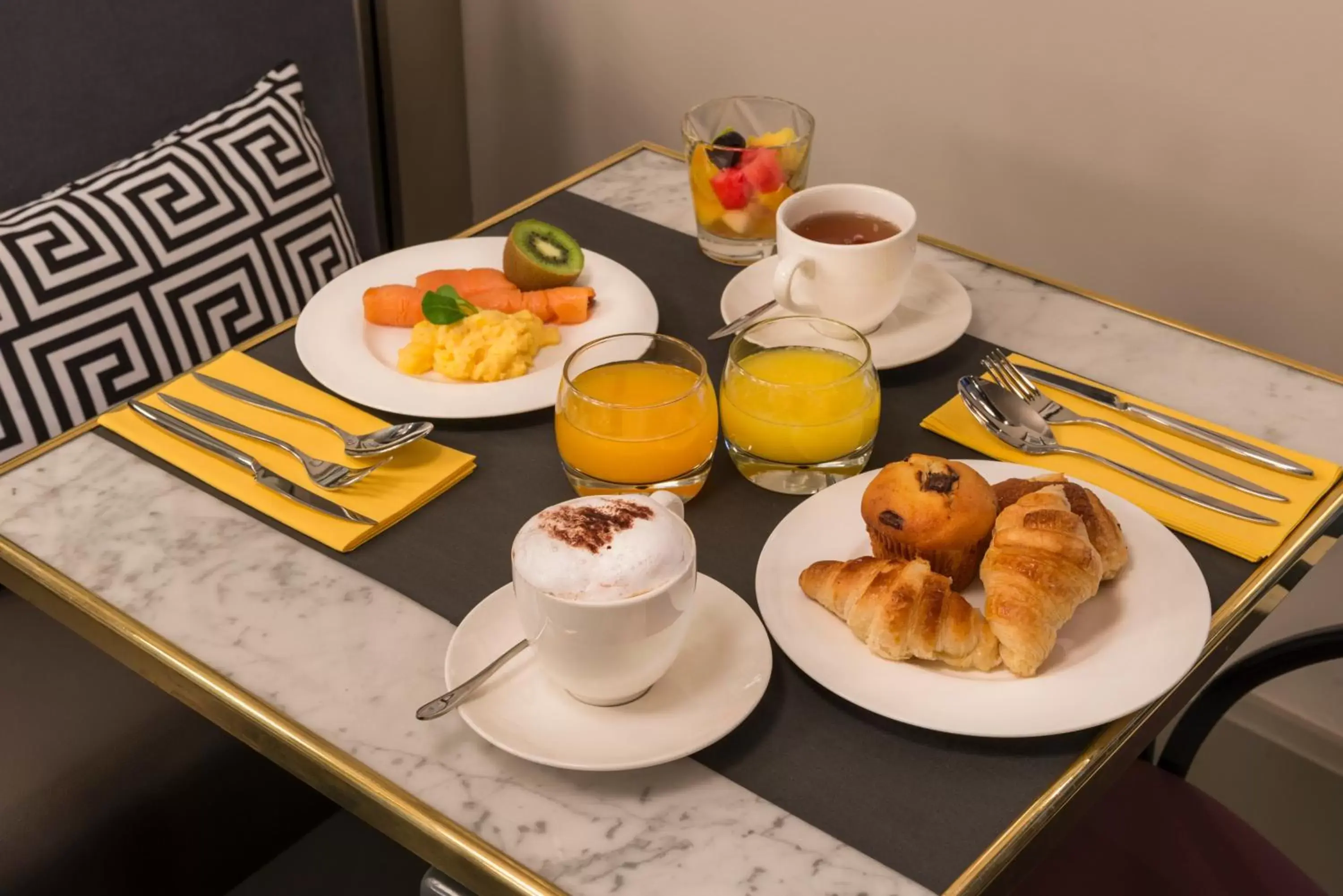 Lobby or reception, Breakfast in Hôtel Le Marquis by Inwood Hotels