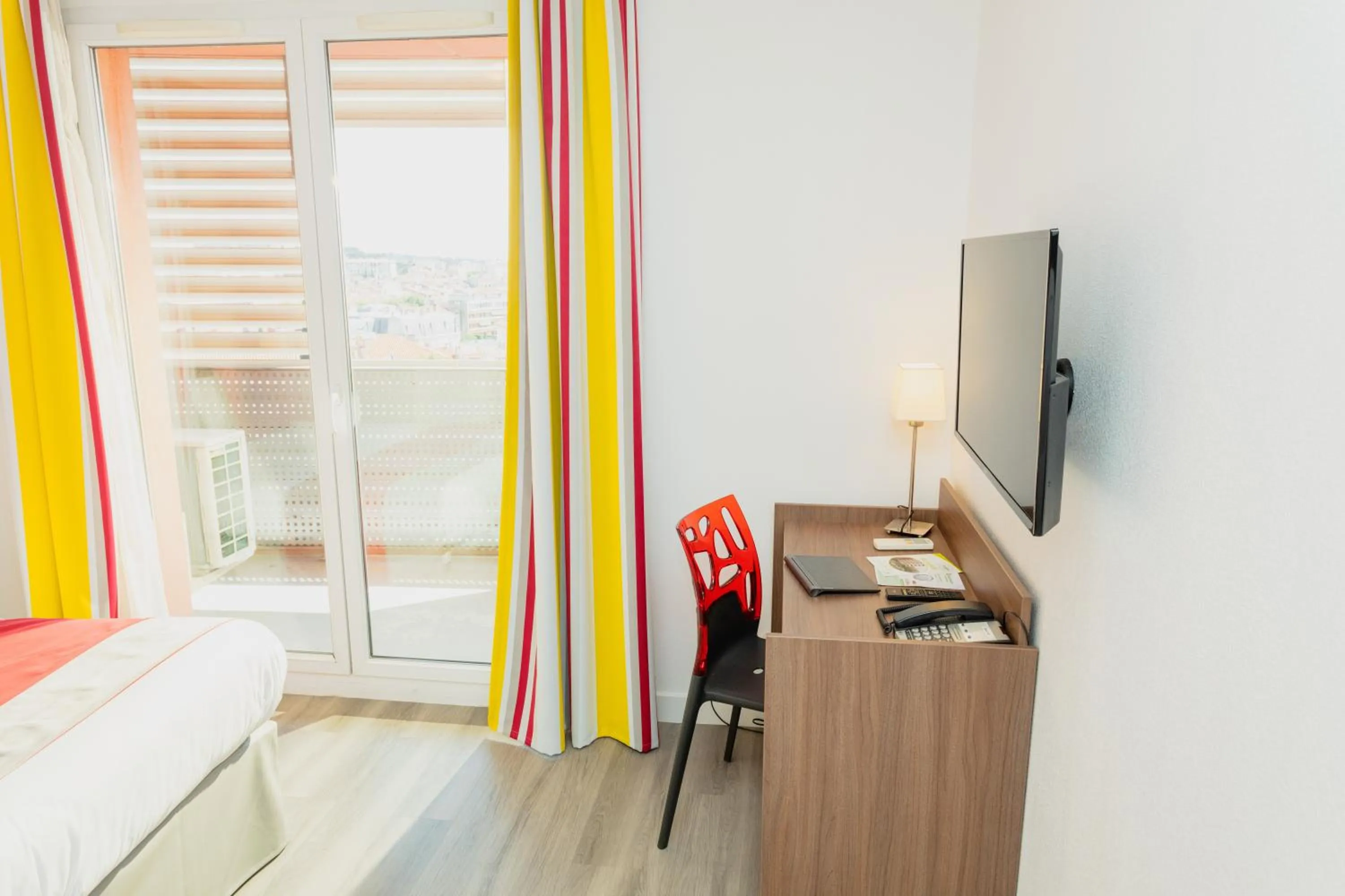 Seating area, Bed in Appart-Hôtel Mer & Golf City Perpignan Centre