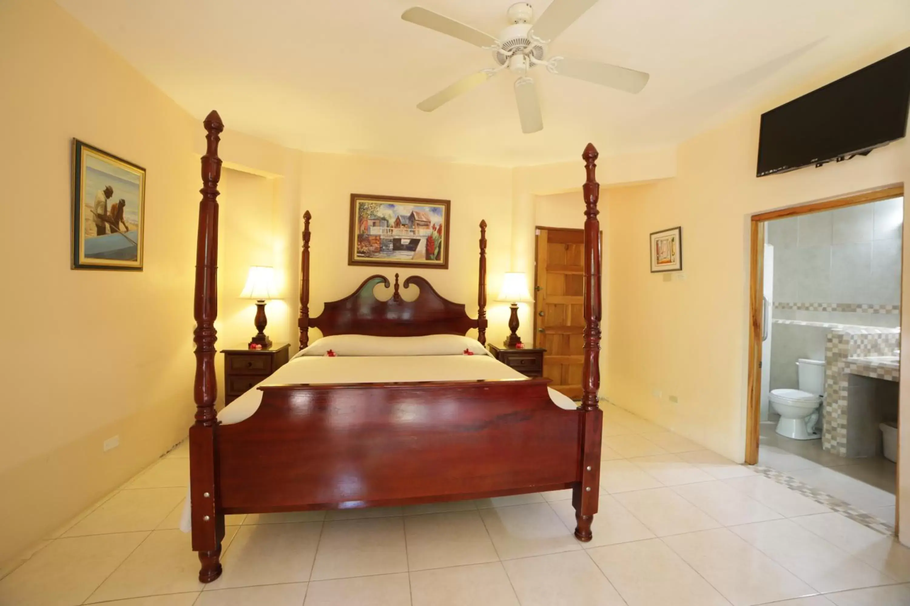 Photo of the whole room, Bed in Negril Palms