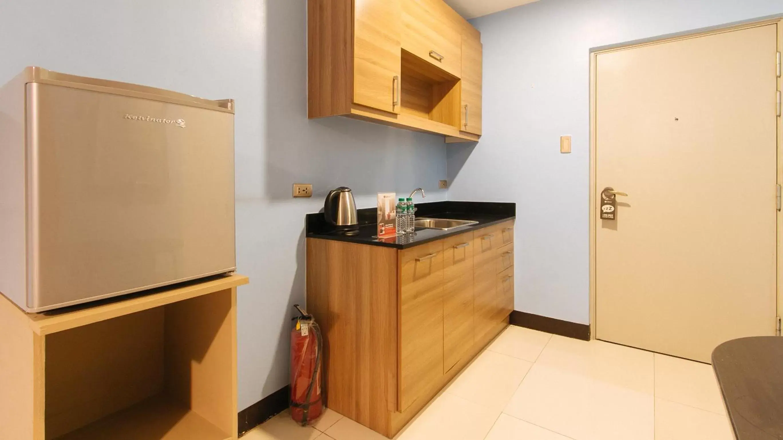Bedroom, Kitchen/Kitchenette in RedDoorz Plus @ Kamuning Quezon City
