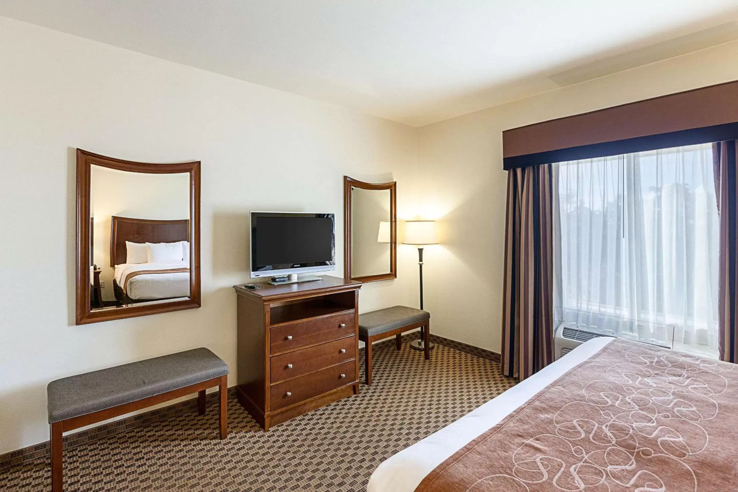 Photo of the whole room, TV/Entertainment Center in Comfort Suites San Antonio North - Stone Oak