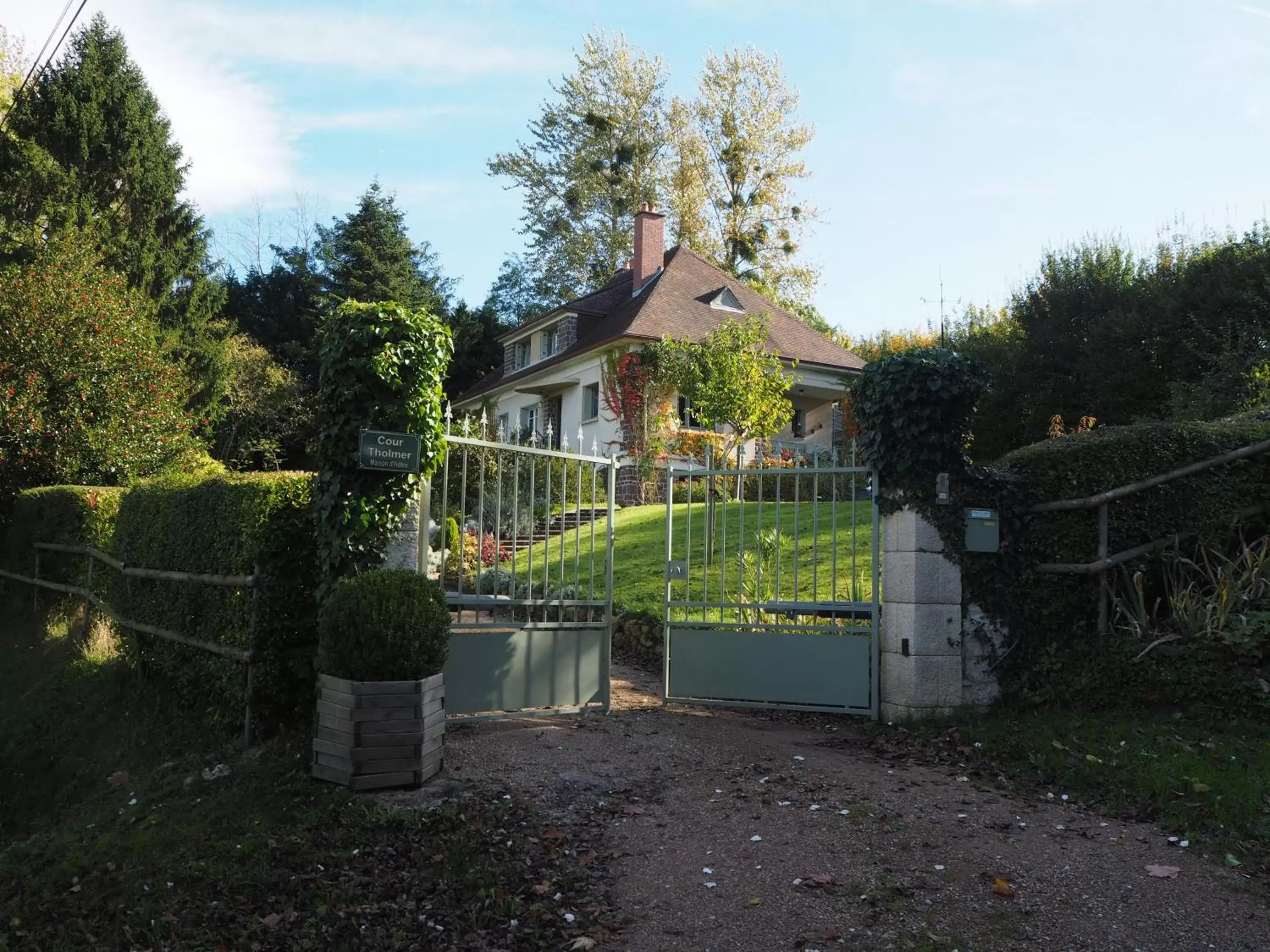 Facade/entrance, Property Building in Cour Tholmer