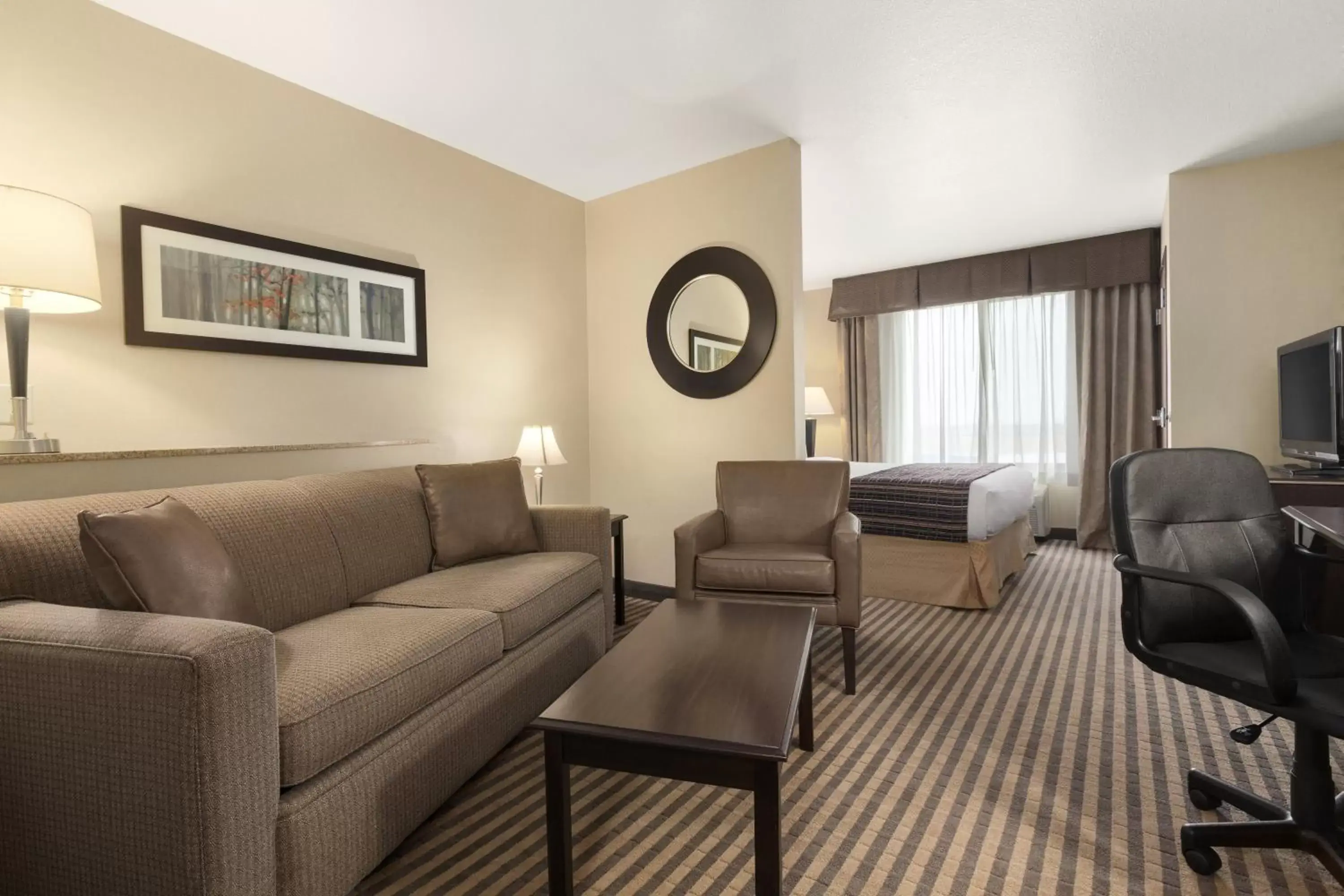 Photo of the whole room, Seating Area in Country Inn & Suites by Radisson, Dixon, CA - UC Davis Area