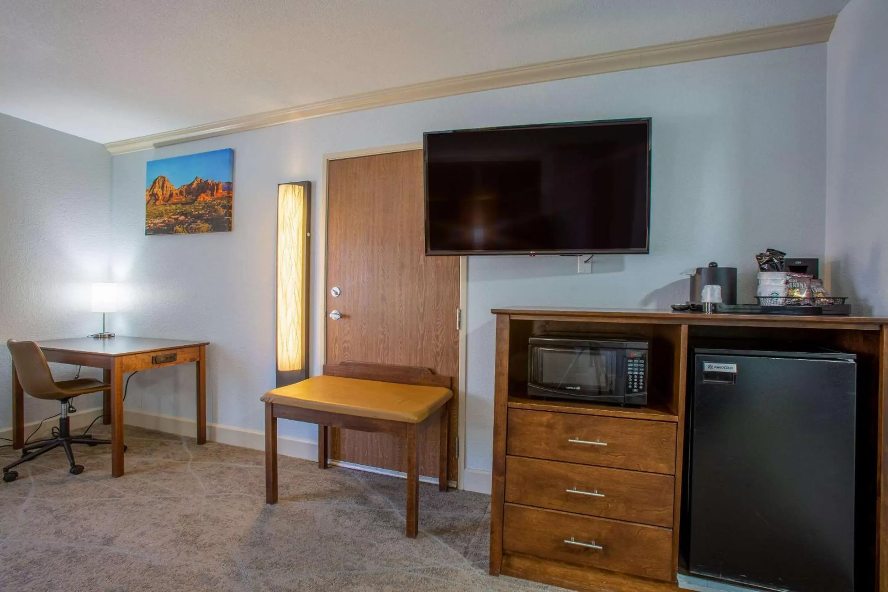 Bedroom, TV/Entertainment Center in Arroyo Pinion Hotel, Ascend Hotel Collection