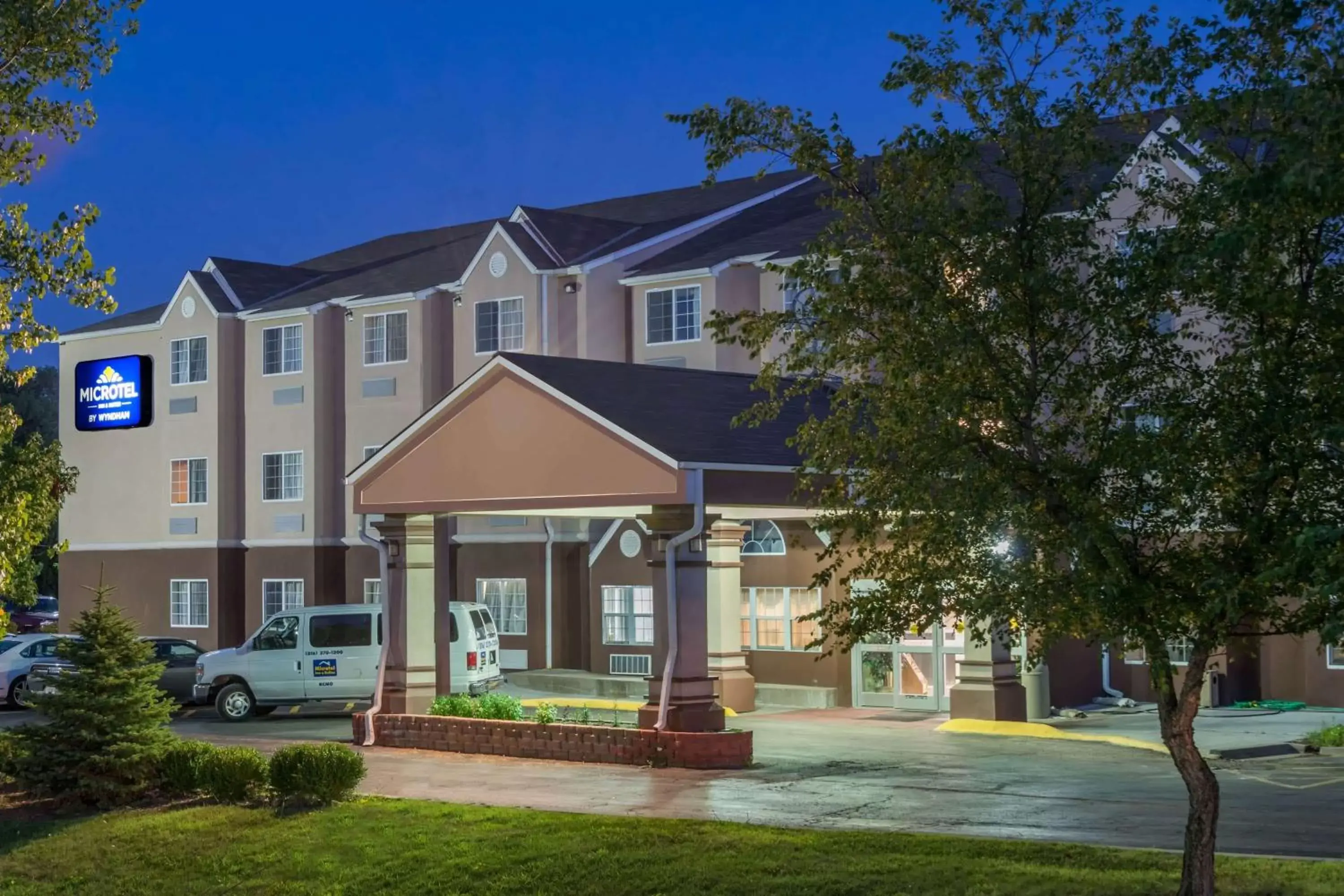 Property Building in Microtel Inn & Suites by Wyndham Kansas City Airport