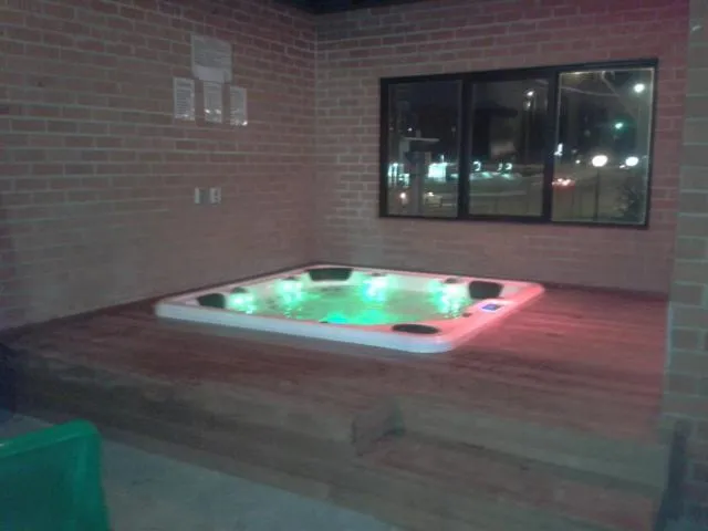 Hot Tub in Elsinor Motor Lodge
