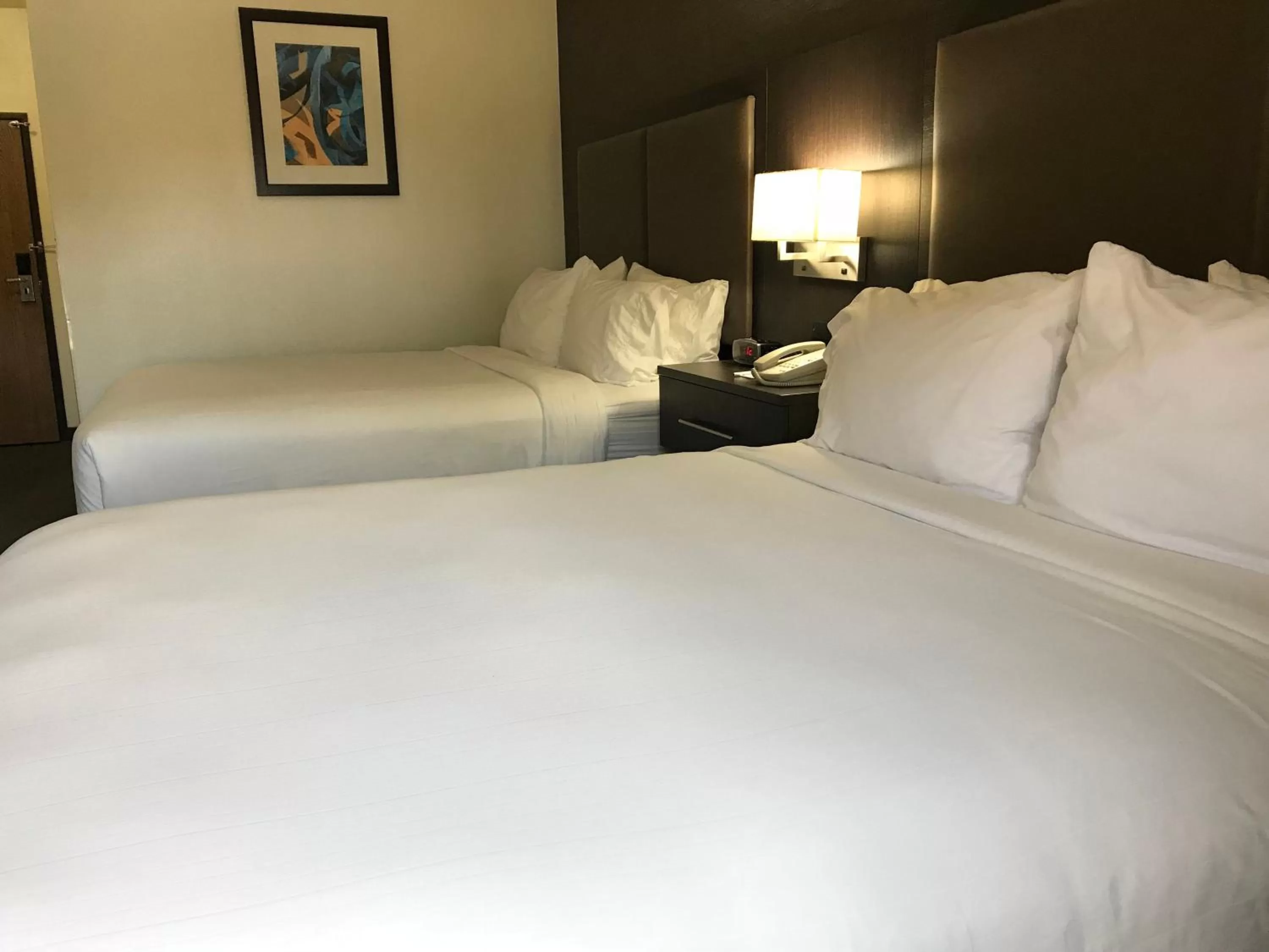 Photo of the whole room, Bed in Holiday Inn Express Hotel & Suites Barstow by IHG