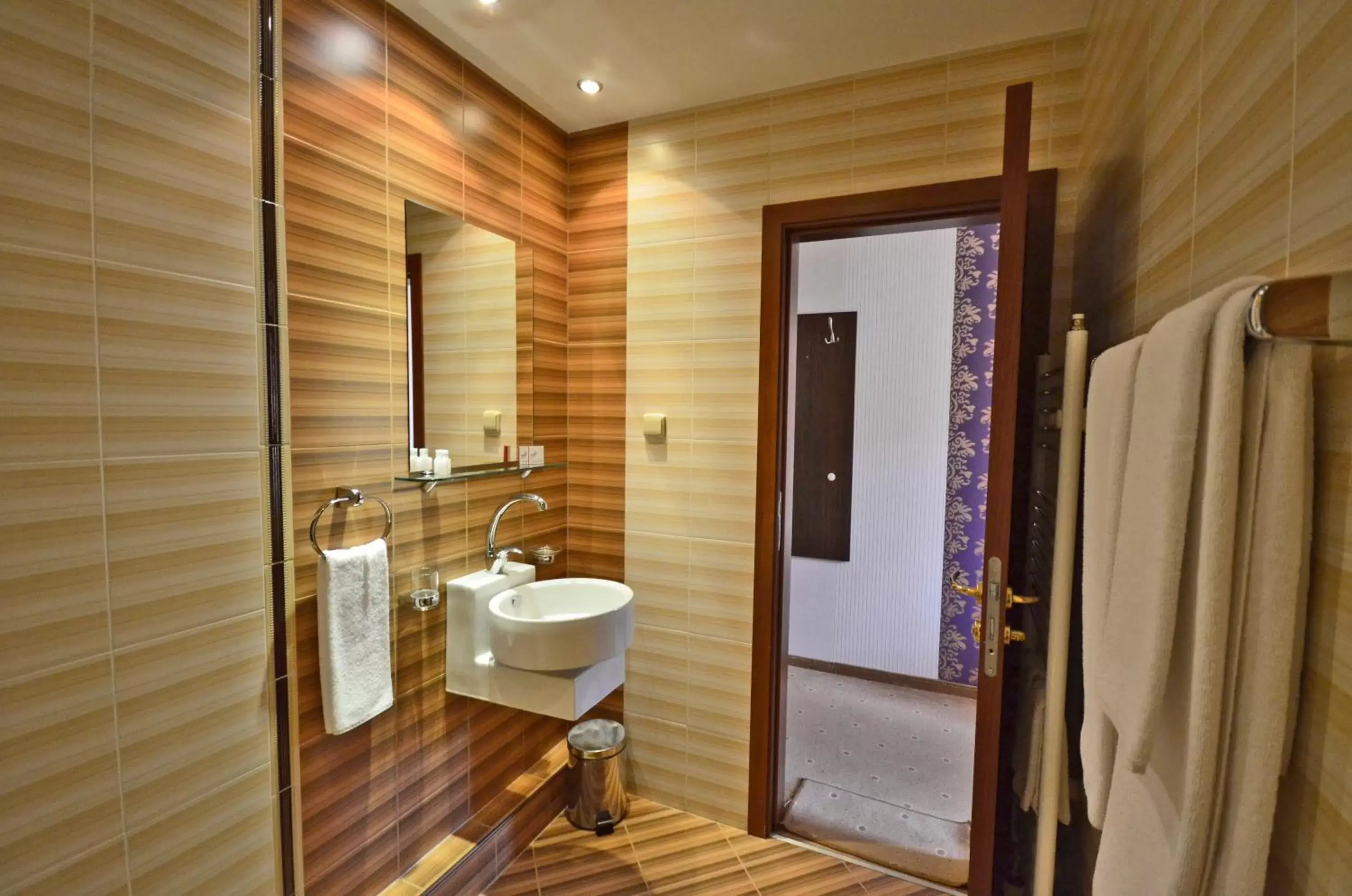 Twin Room in Eleganza Family Hotel - Free Parking Twin Room in Eleganza Family Hotel - Free Parking
