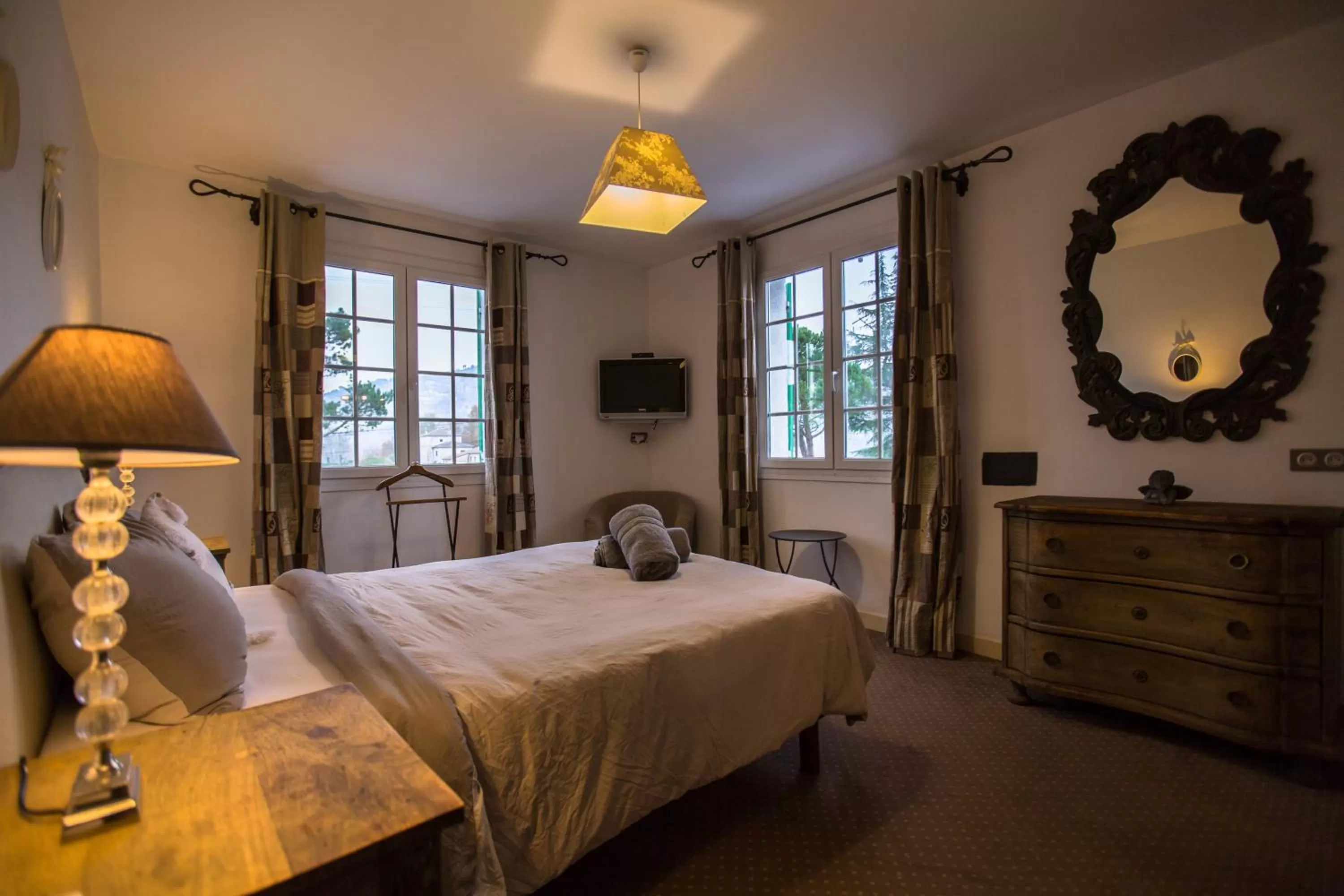 Bed in Le Plan B - Hôtel 3 étoiles - Restaurant