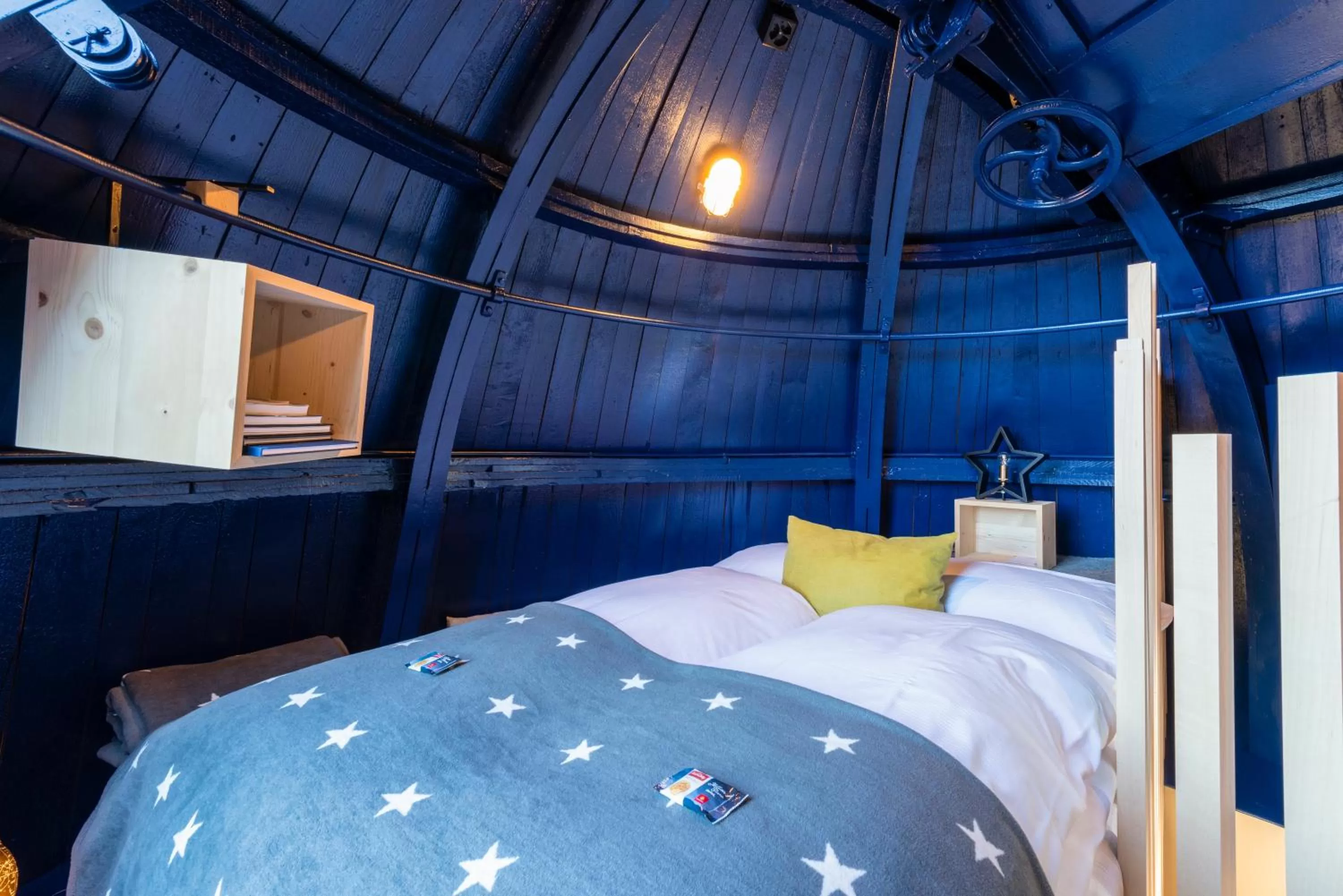 Photo of the whole room, Bed in Sternwarte by Randolins