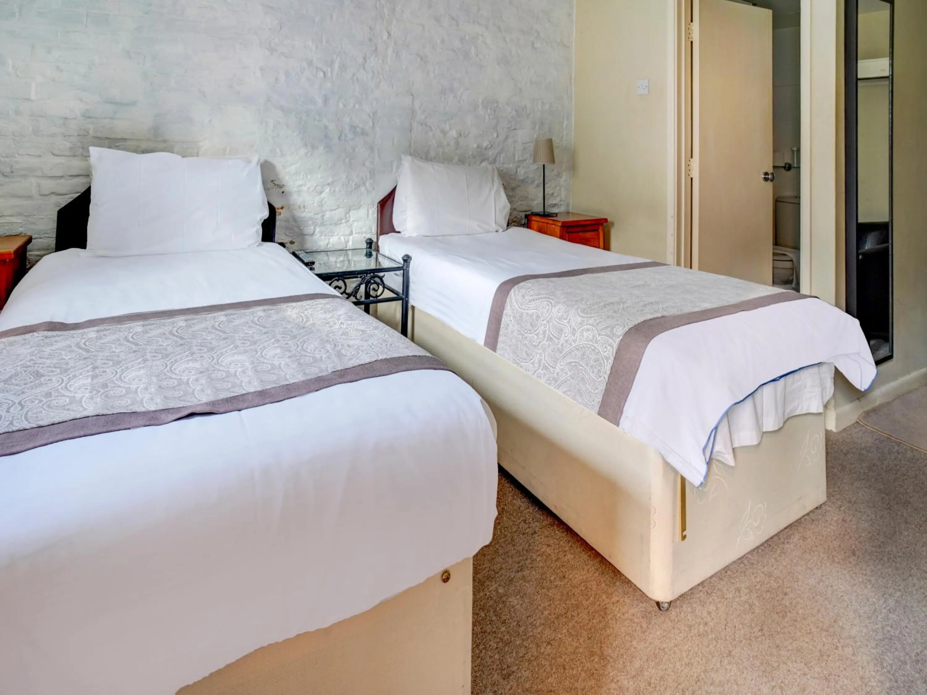 Bedroom, Bed in George & Dragon Inn