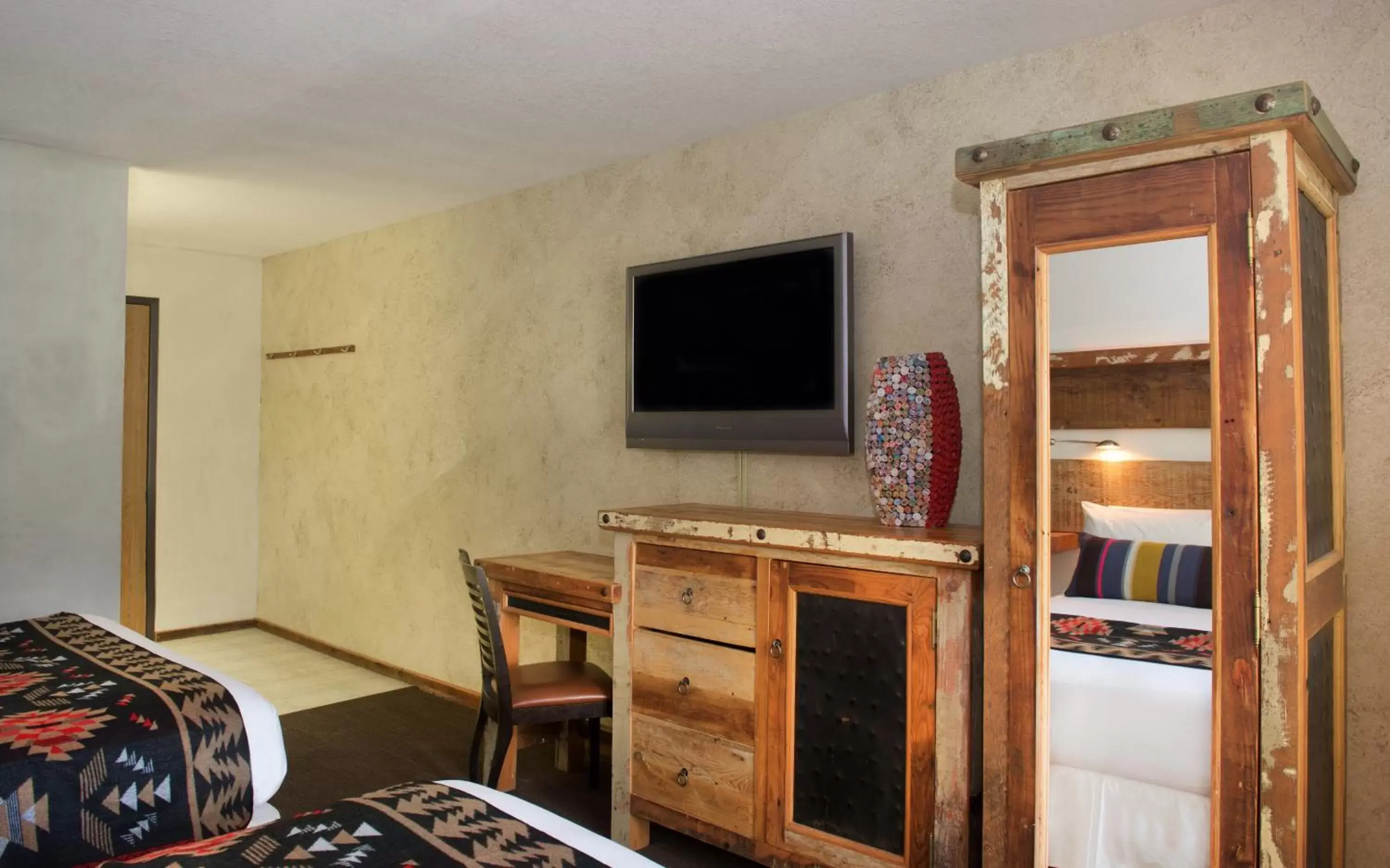 Photo of the whole room, TV/Entertainment Center in Hotel Becket