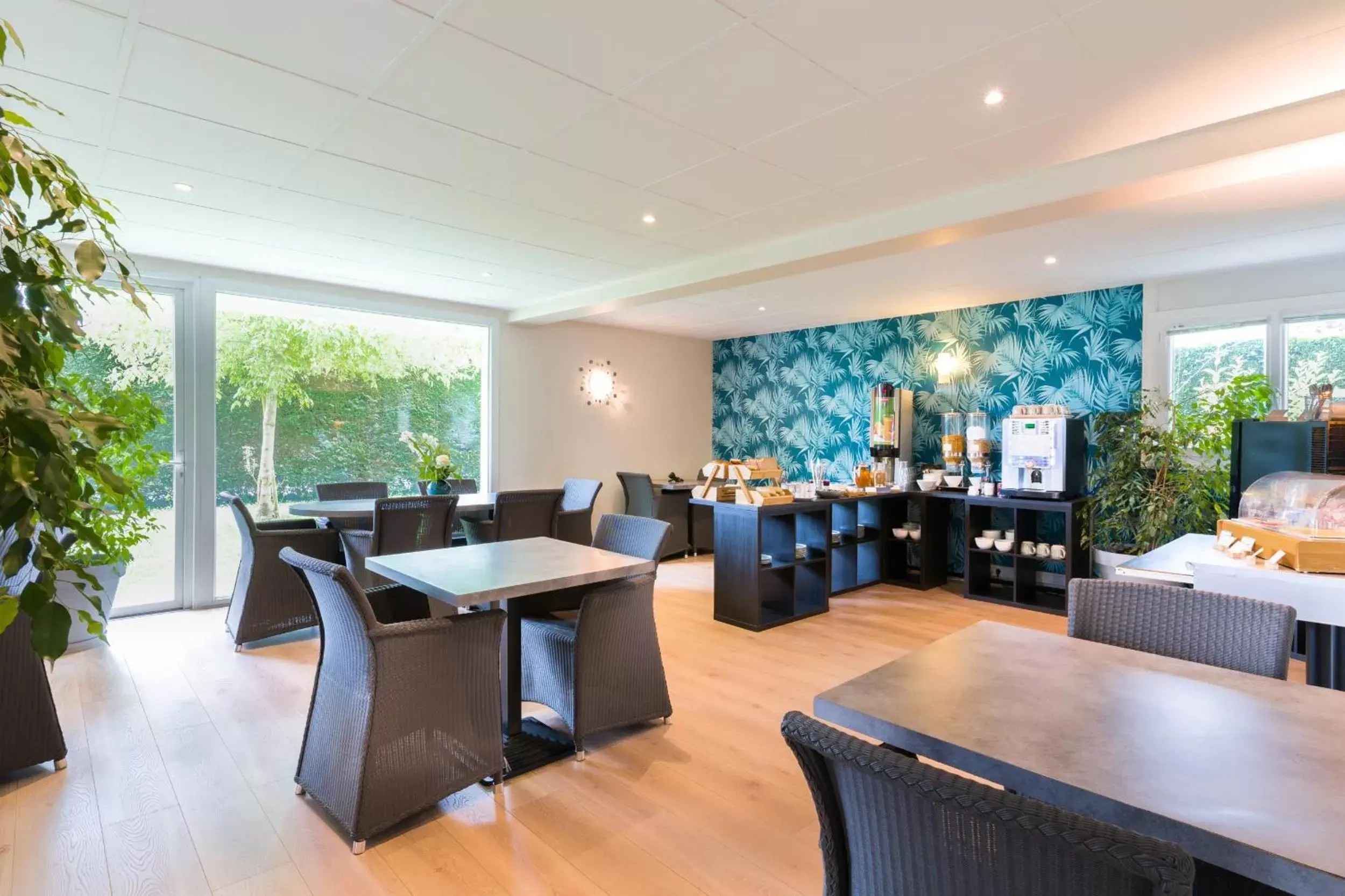 Breakfast, Restaurant/Places to Eat in Appart'hotel Victoria Garden Pau