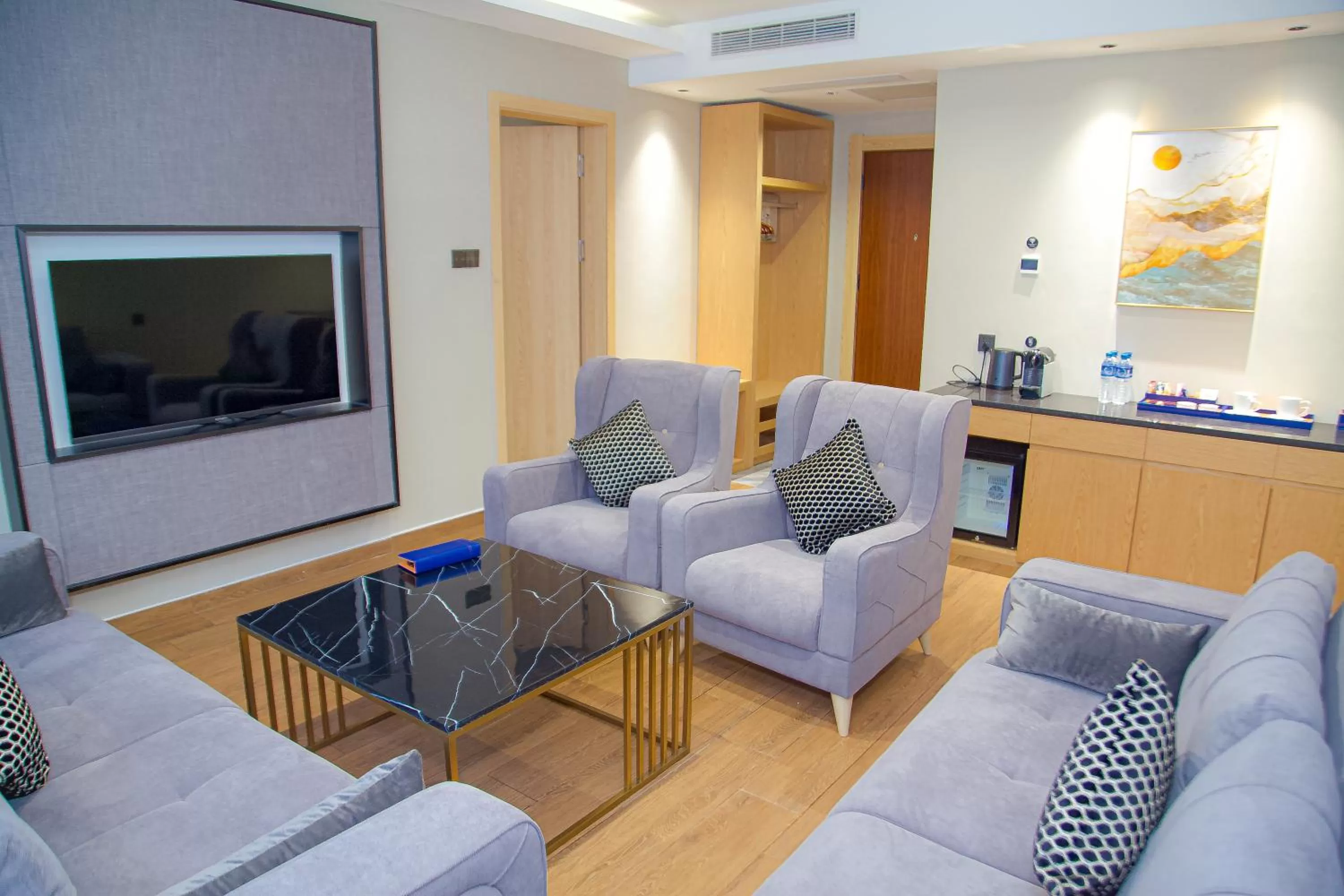 Communal lounge/ TV room in Hôtel FAMILLE MONDIALE