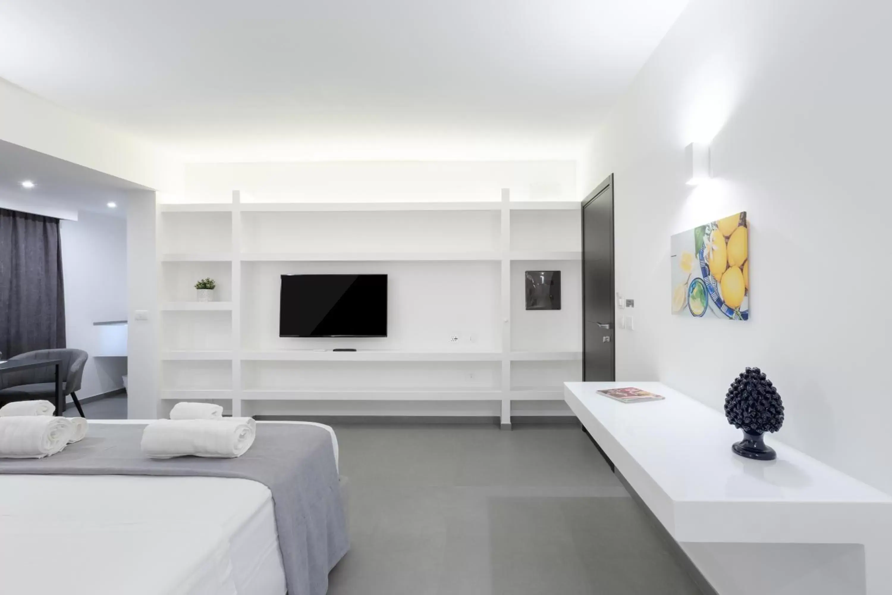 Bed, TV/Entertainment Center in Suite Palermo Apartment