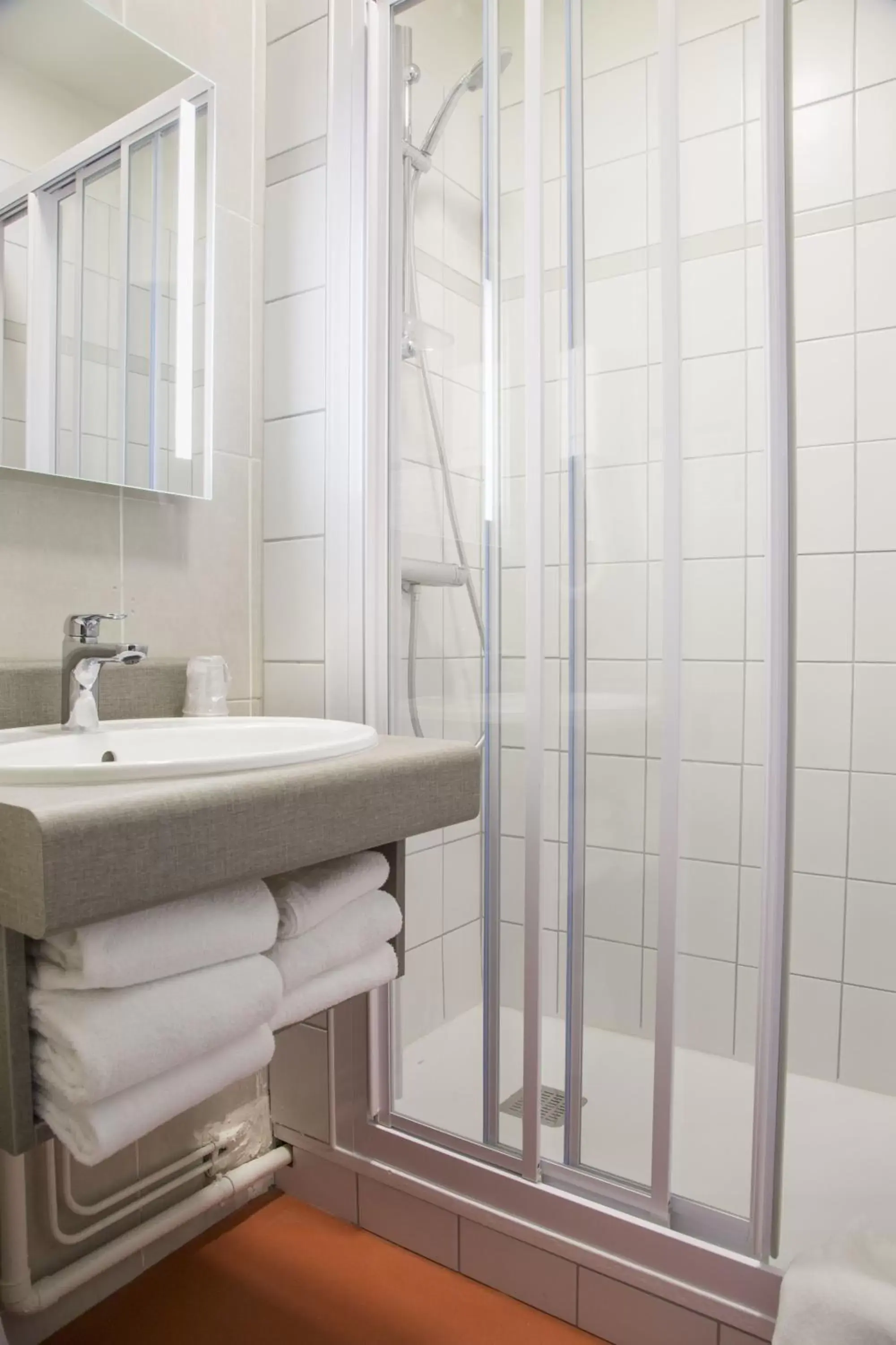 Bathroom in Logis Hôtel Restaurant Chaptal, Amboise