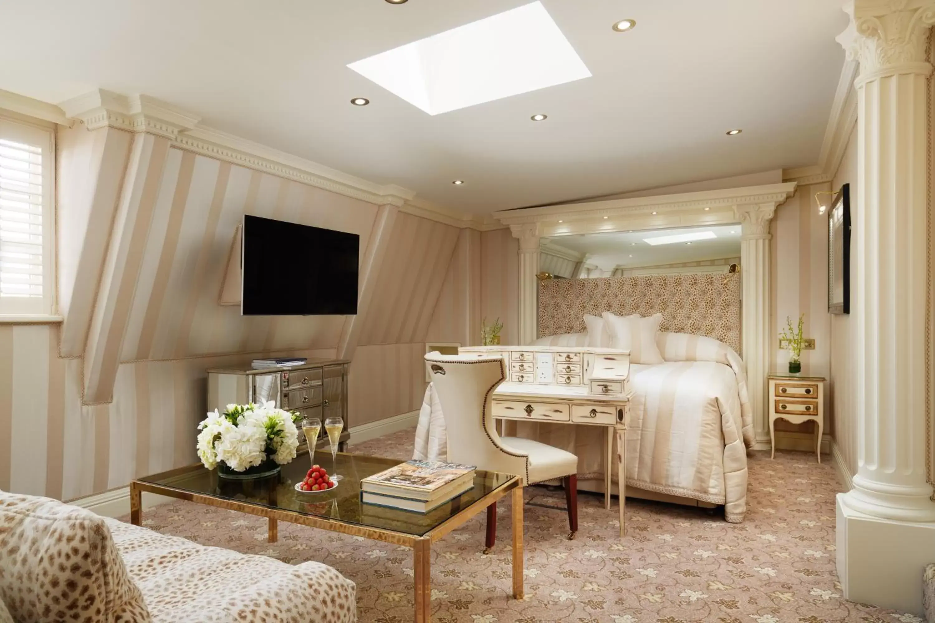 Bedroom, TV/Entertainment Center in Milestone Hotel Kensington