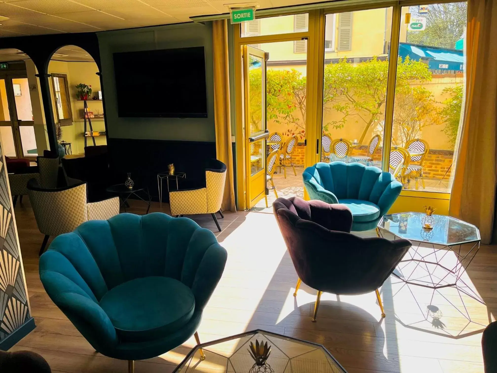 Lounge or bar, Seating Area in Hotel Le Cardinal Rueil Centre