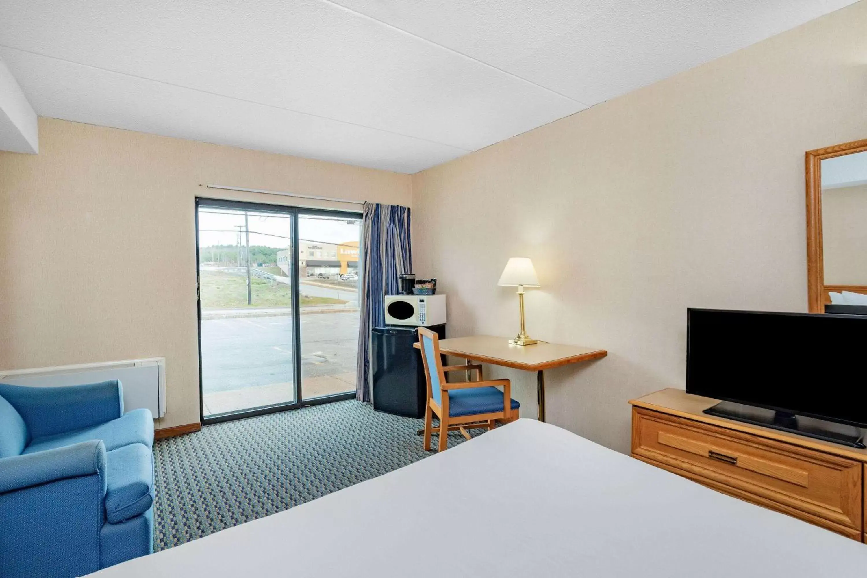 Photo of the whole room, Bed in Travelodge by Wyndham Bridgewater