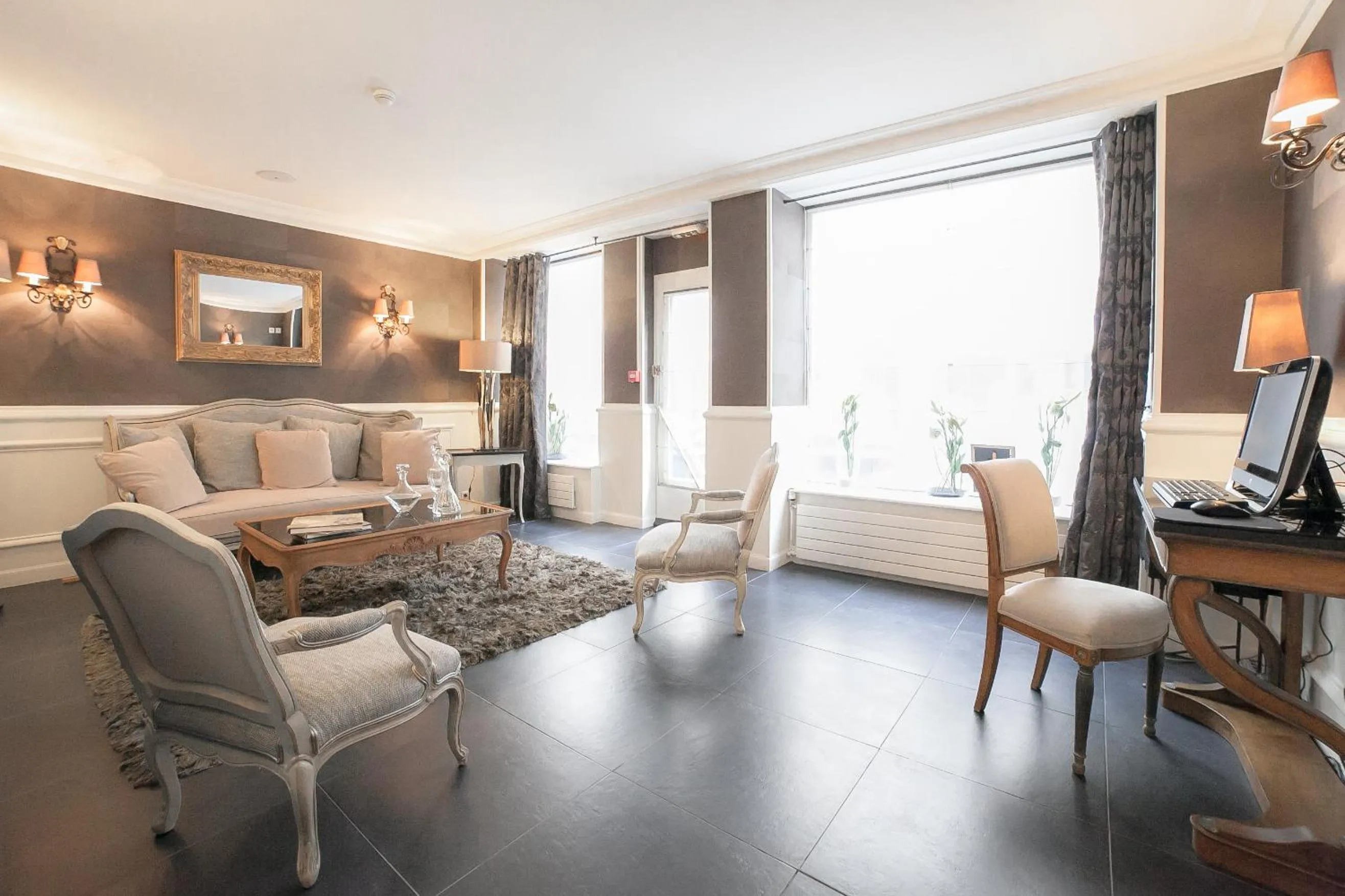 Lounge or bar in Hôtel Jardin Le Bréa