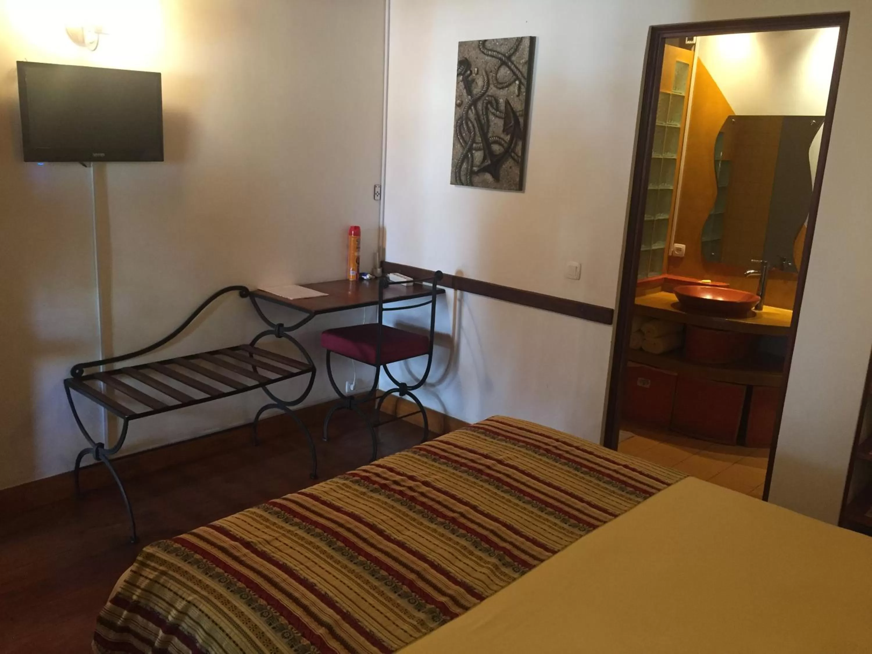 Bathroom, Bed in Belvedere Hotel