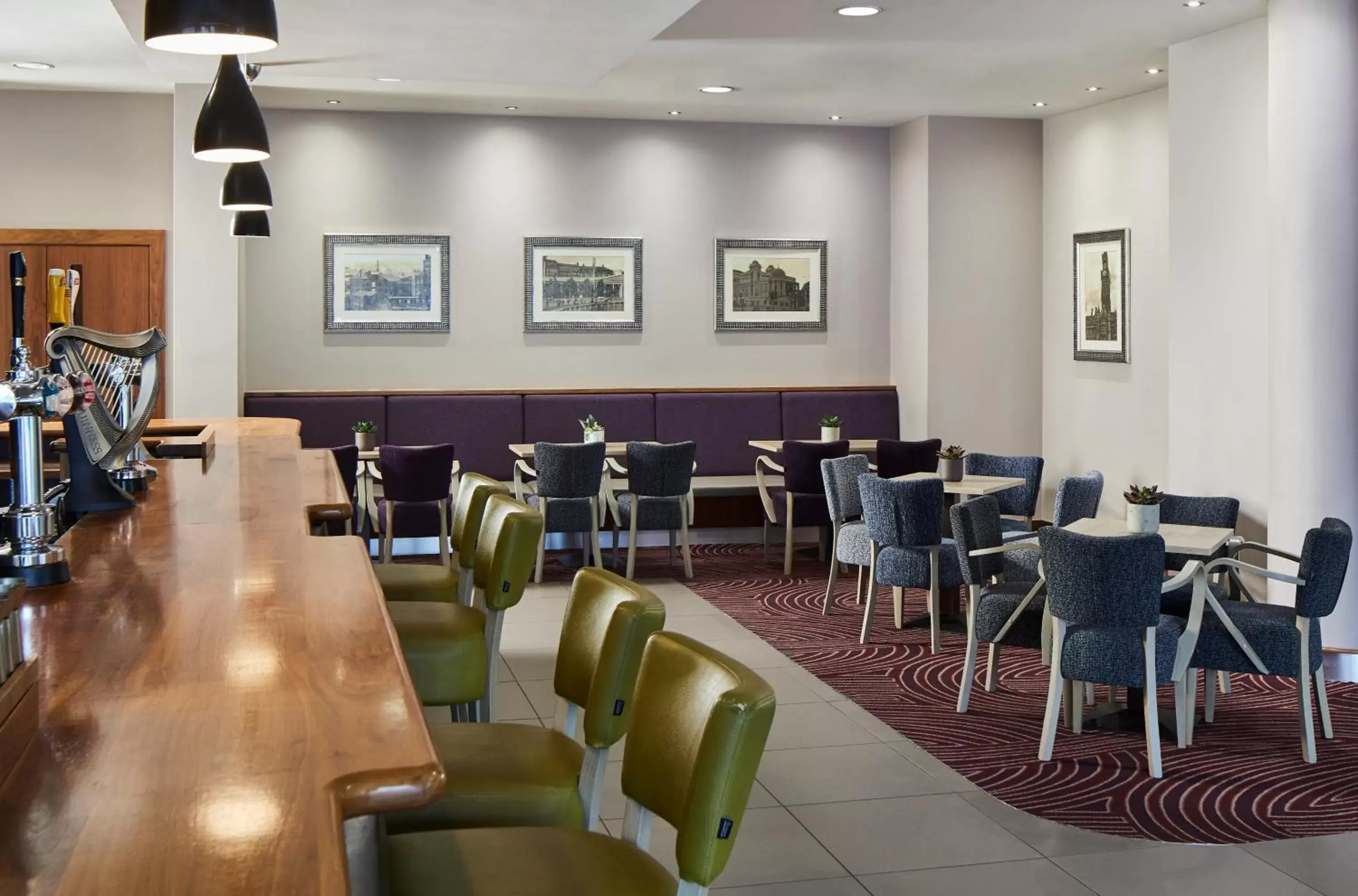 Lounge or bar, Restaurant/Places to Eat in Leonardo Hotel Bradford - formerly Jurys Inn