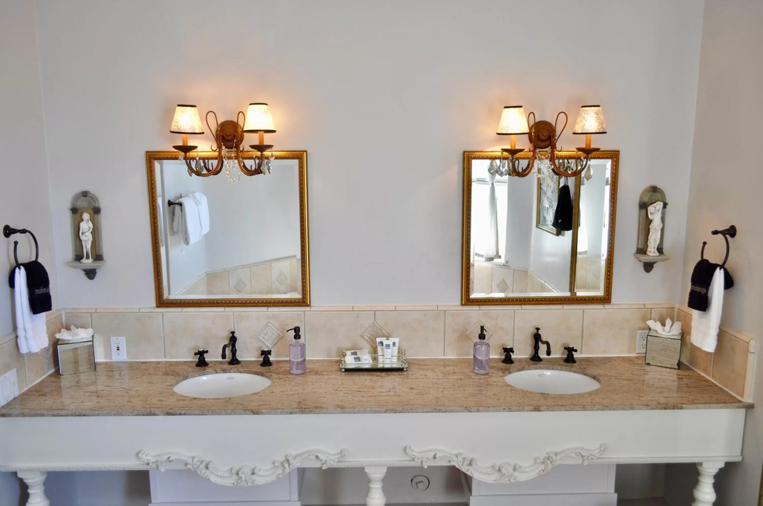 Bathroom in Cayucos Sunset Inn