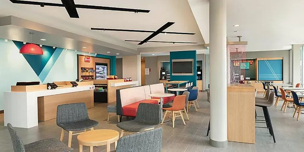Lounge or bar in avid hotel Fayetteville West by IHG Lounge or bar in avid hotel Fayetteville West by IHG