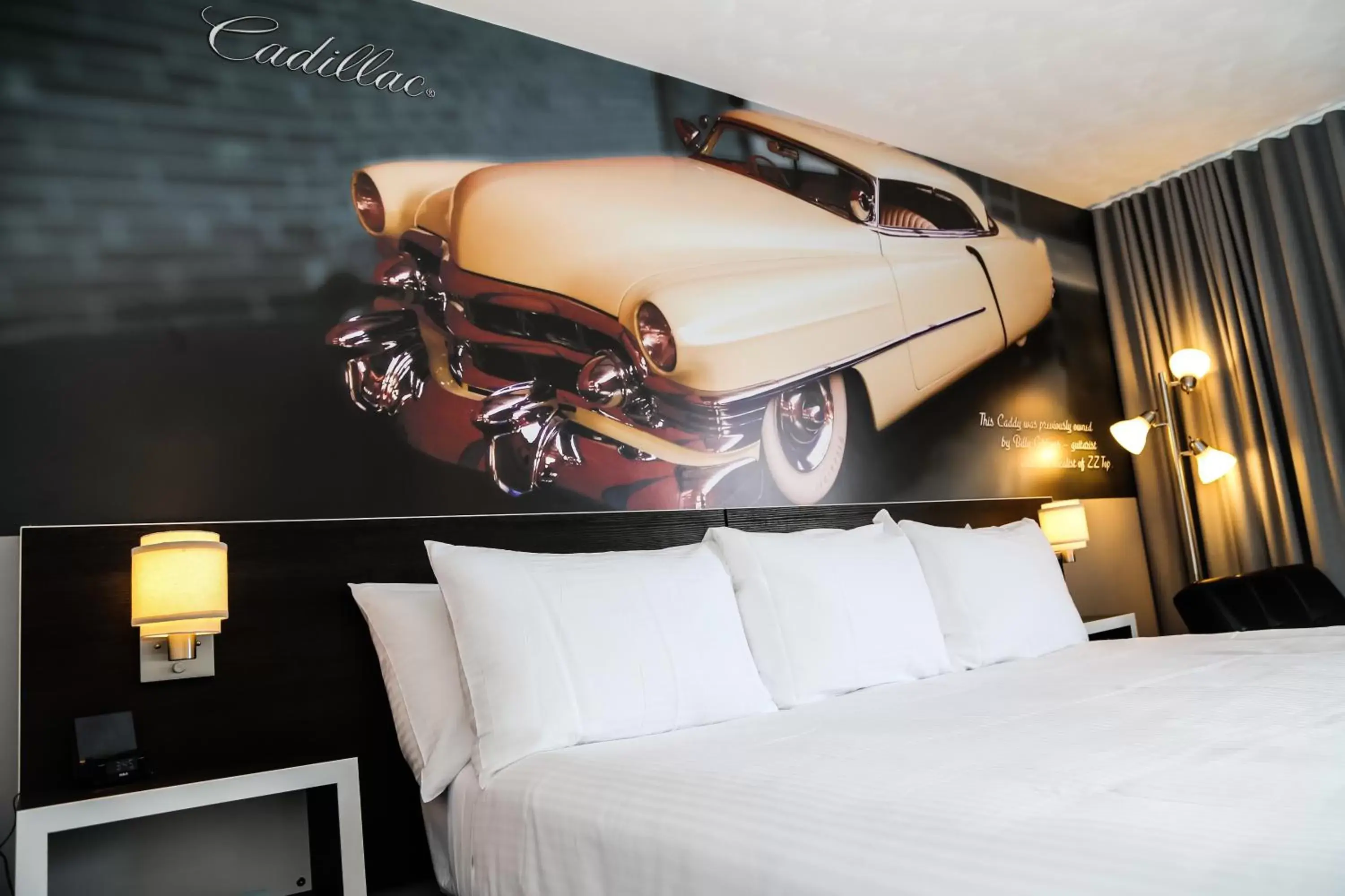 Bed in Cadillac Motel Niagara