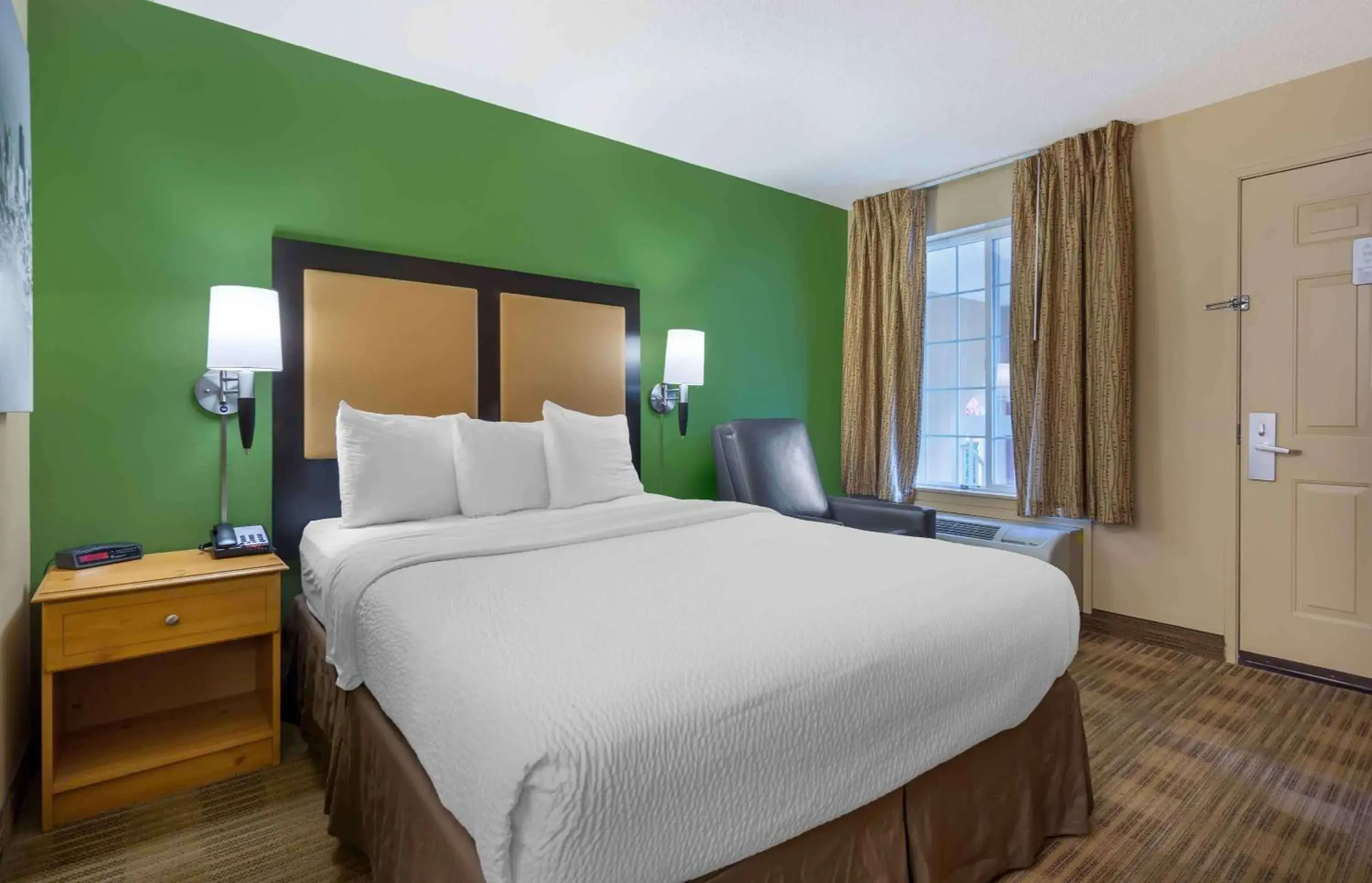 Bedroom, Bed in Extended Stay America Suites - Seattle - Bellevue - Factoria