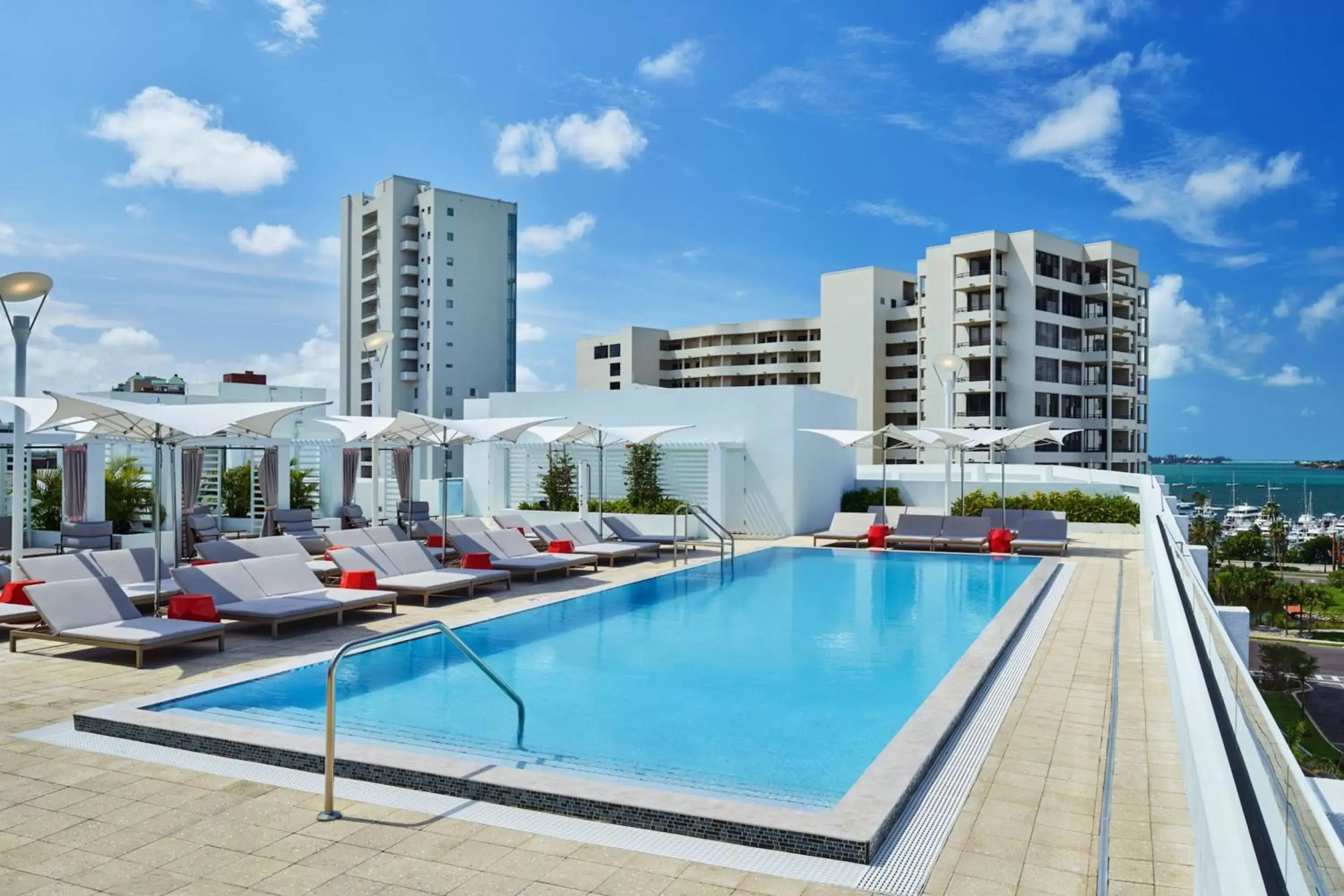 Swimming Pool in Art Ovation Hotel, Autograph Collection