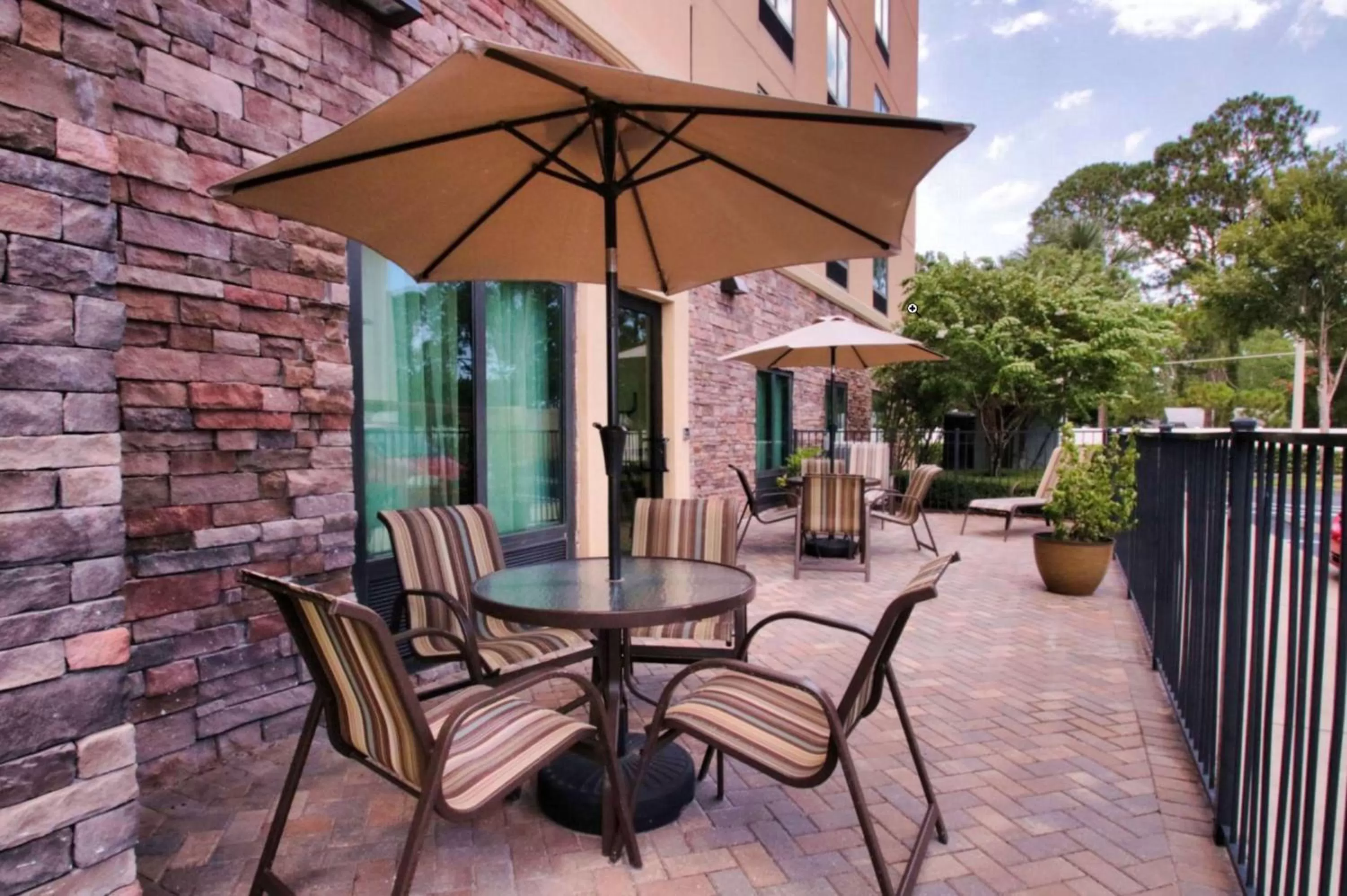 Patio in Hampton Inn & Suites Jacksonville Beach Boulevard/Mayo Clinic