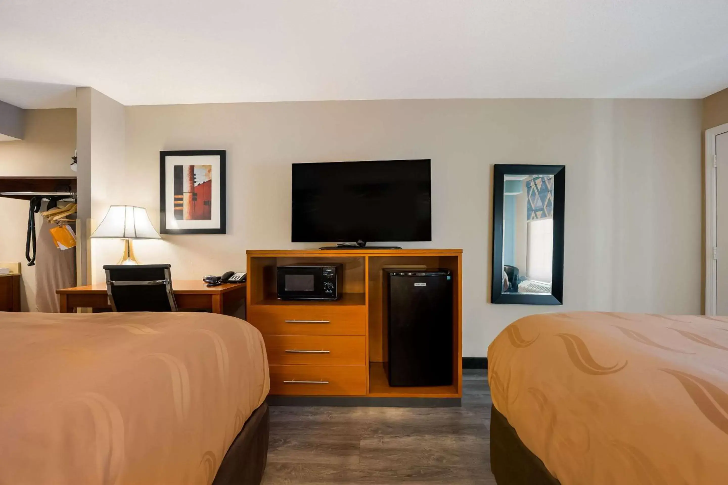 Bedroom, TV/Entertainment Center in Quality Inn Oxford Anniston I-20