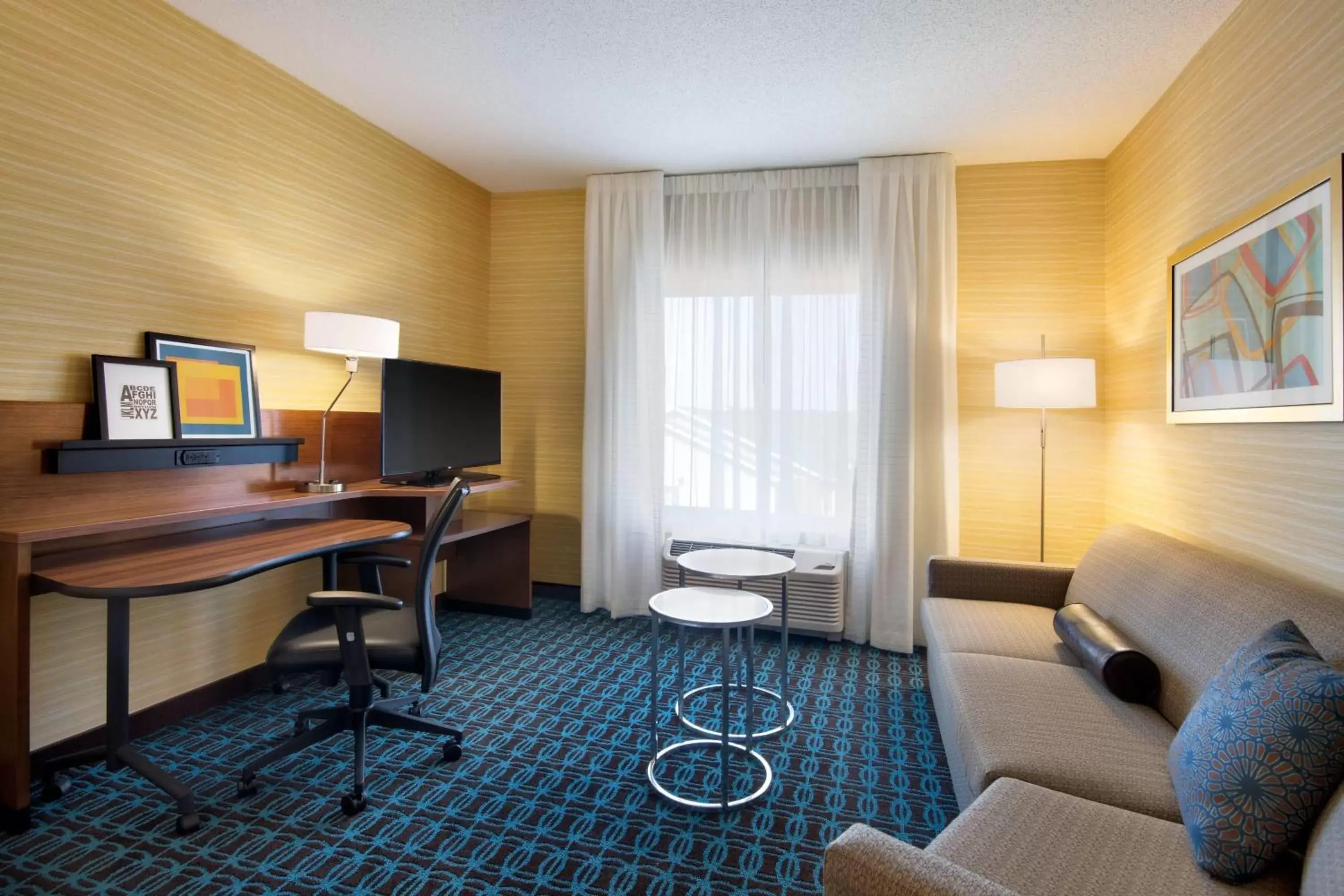 Living room, TV/Entertainment Center in Fairfield Inn & Suites by Marriott Lancaster East at The Outlets