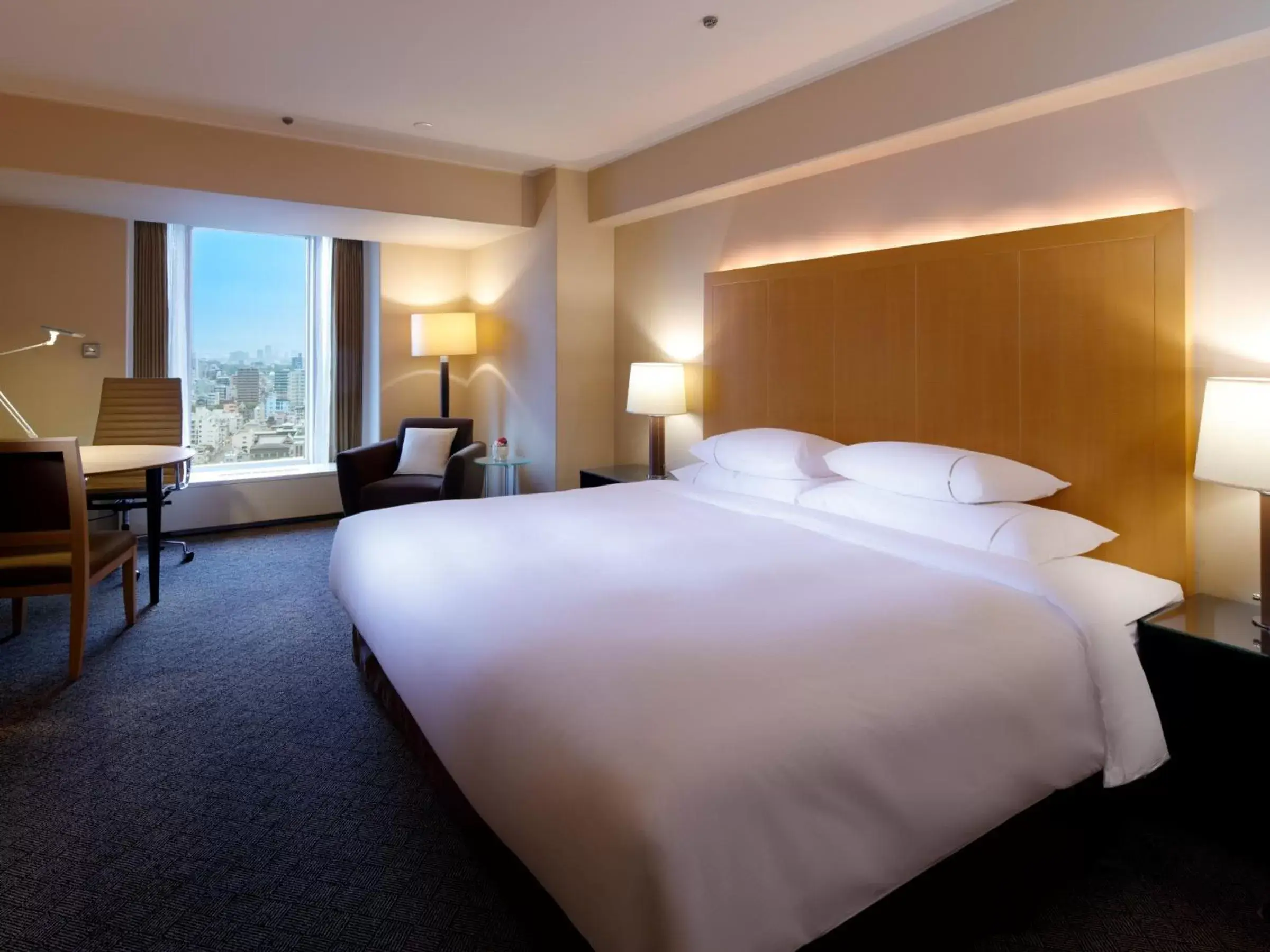 Photo of the whole room, Bed in Sheraton Miyako Hotel Osaka