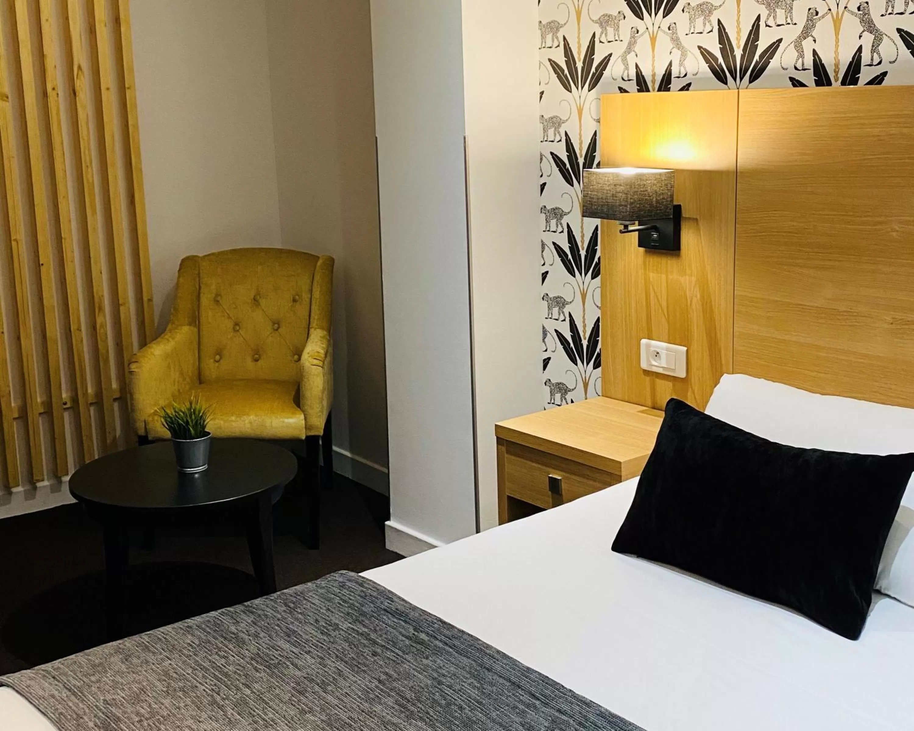 Bedroom, Bed in Kyriad Chalon-Sur-Saone Centre