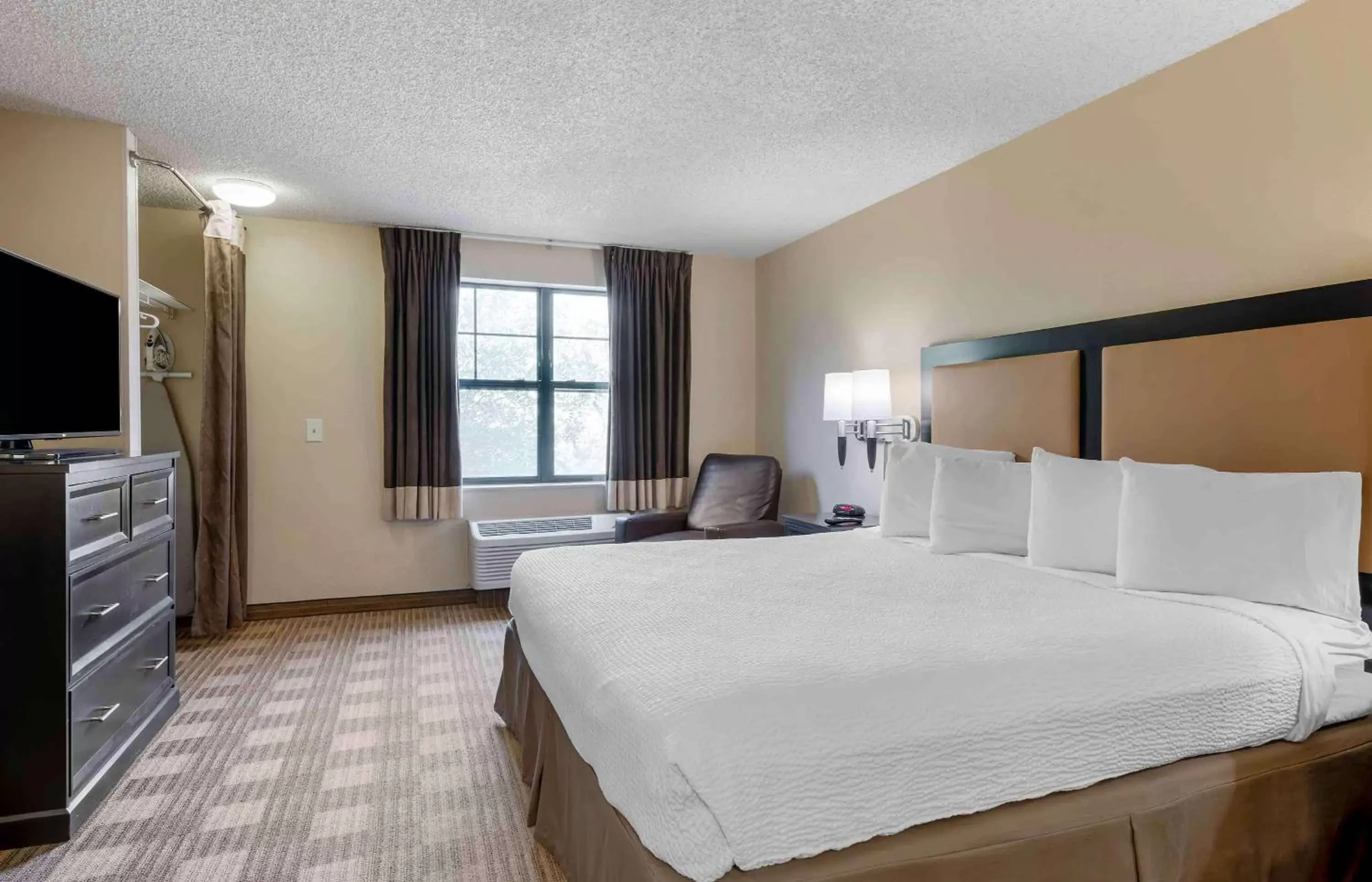 Bedroom in Extended Stay America Suites - Santa Barbara - Calle Real