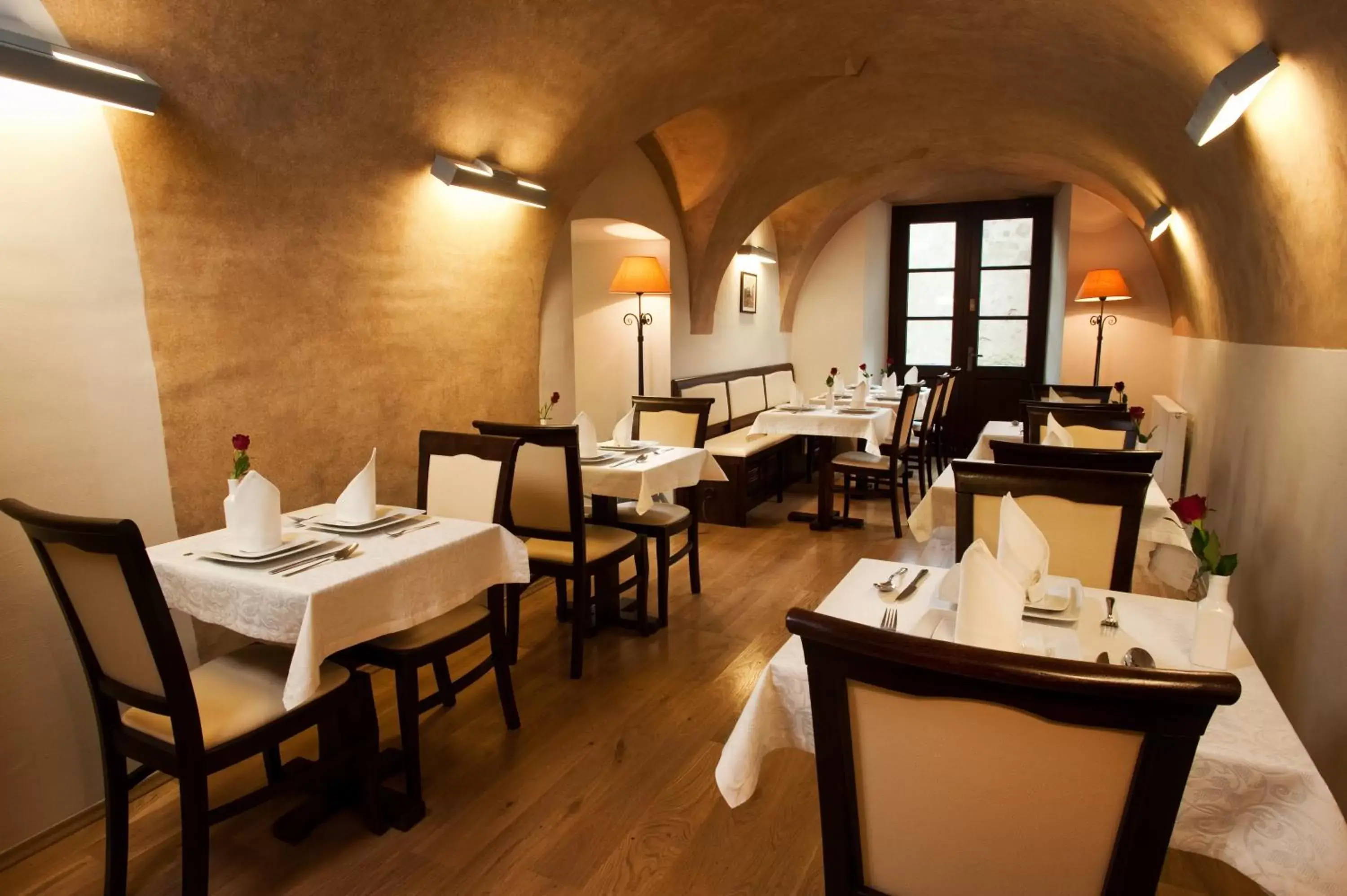 Restaurant/places to eat in Hotel Santi Restaurant/places to eat in Hotel Santi