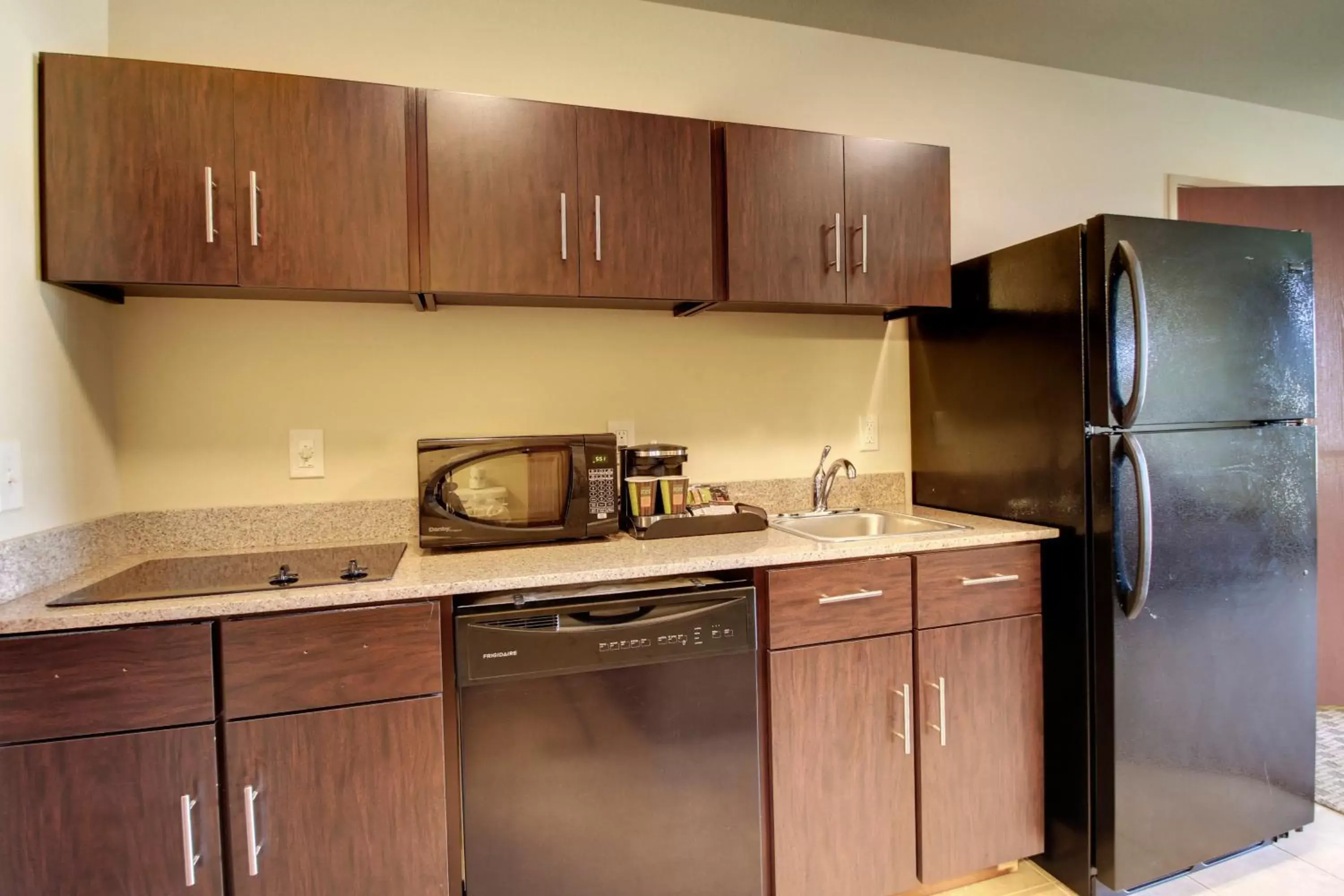 Kitchen or kitchenette, Kitchen/Kitchenette in Cobblestone Inn & Suites - Avoca