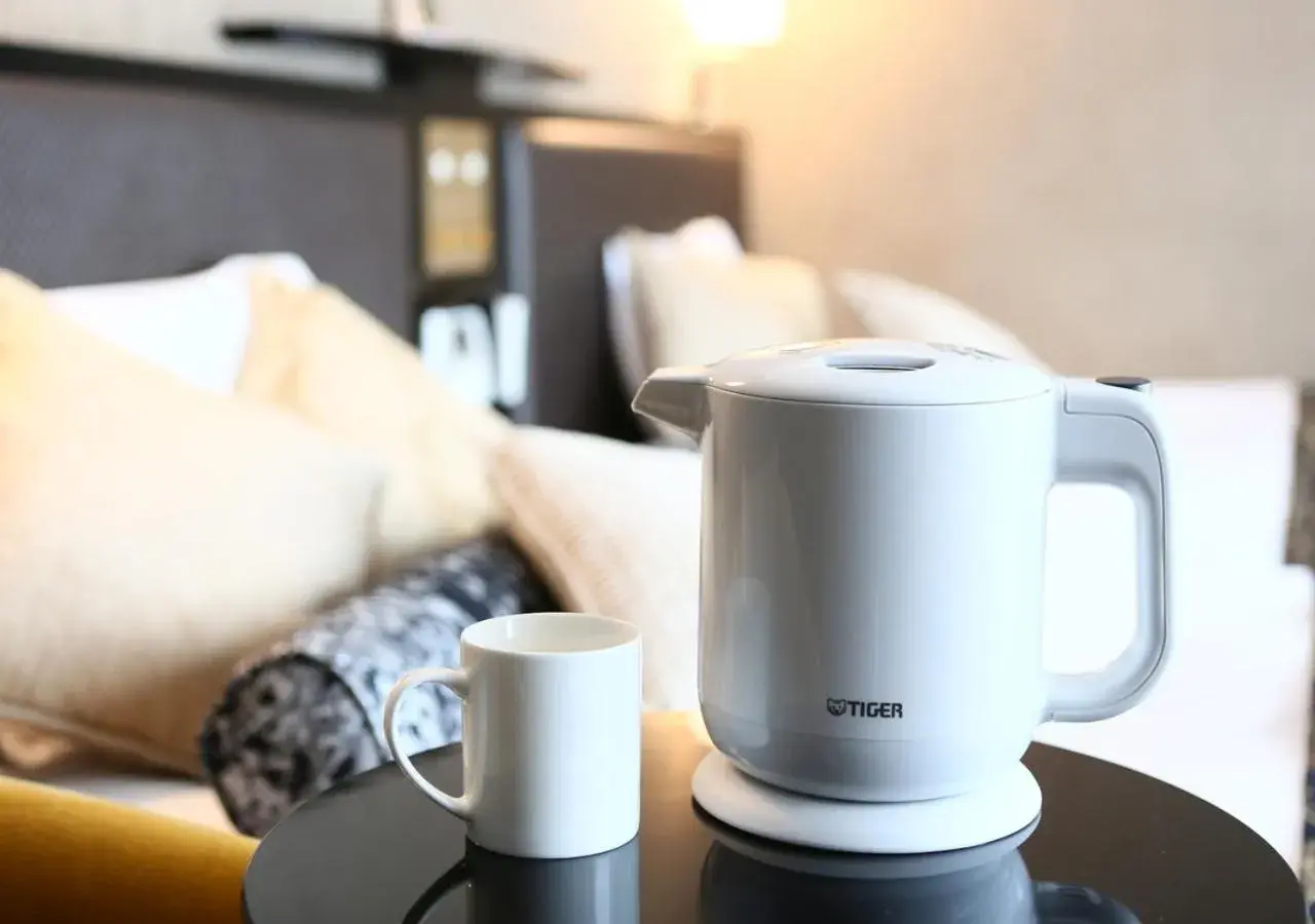 Photo of the whole room, Coffee/Tea Facilities in Apa Hotel Aomori-Eki Kencho-Dori