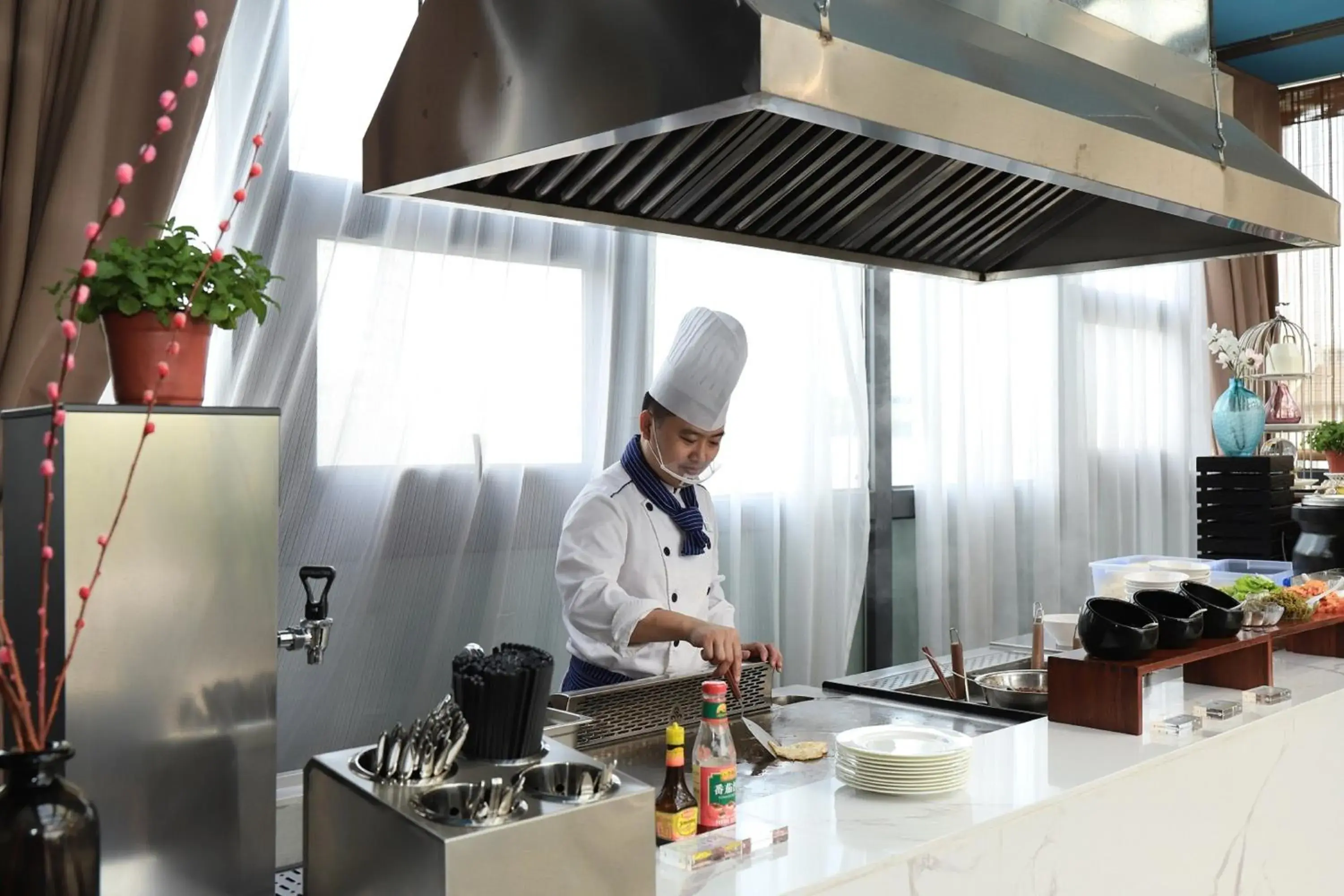 Breakfast, Kitchen/Kitchenette in Holiday Inn Express Chengdu Xindu, an IHG Hotel