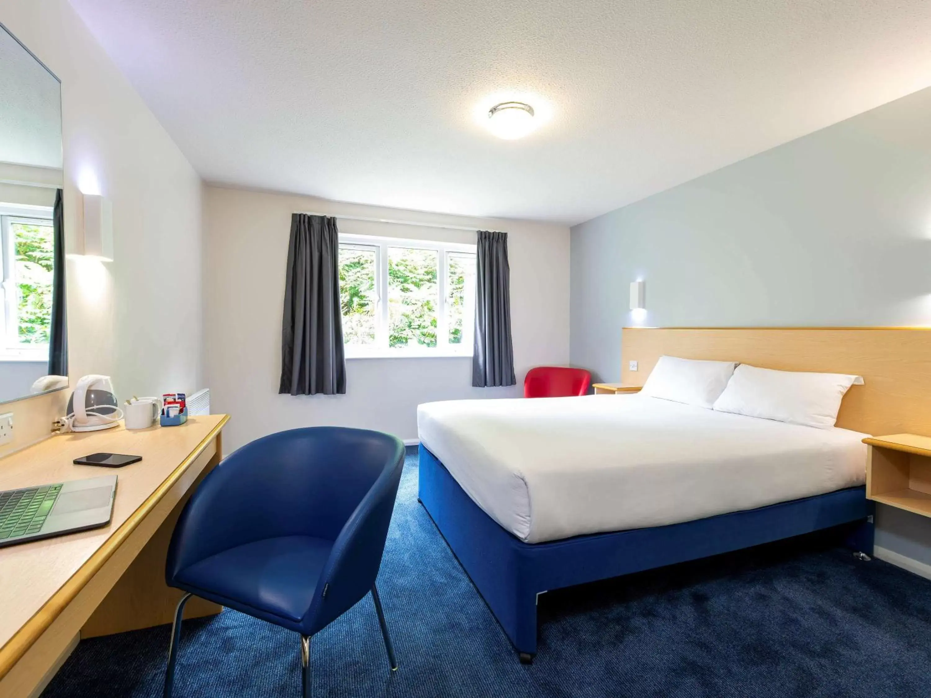 Photo of the whole room in ibis budget Dundee Camperdown