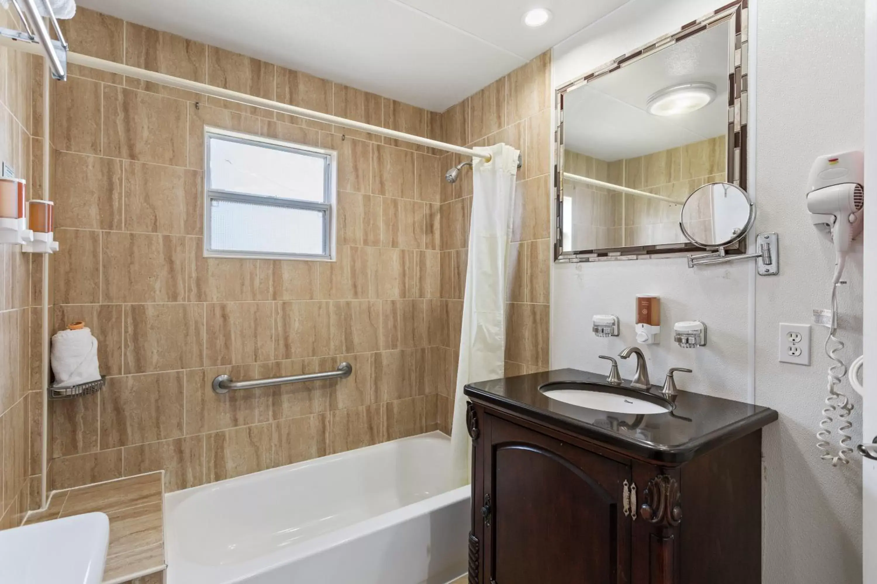 Shower, Bathroom in Plaza Beach Hotel - Beachfront Resort