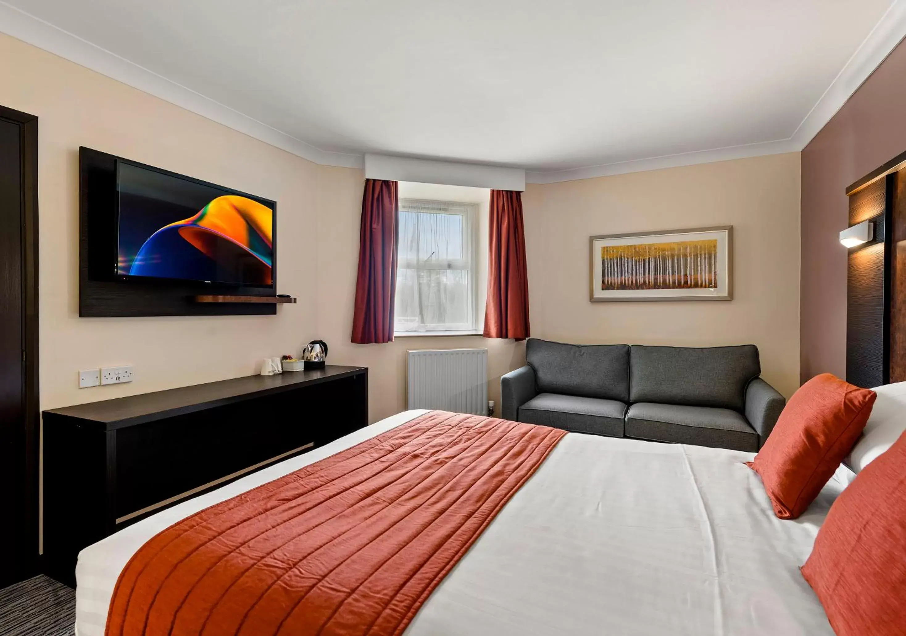 Bedroom, TV/Entertainment Center in Dragonfly Hotel Bury St Edmunds