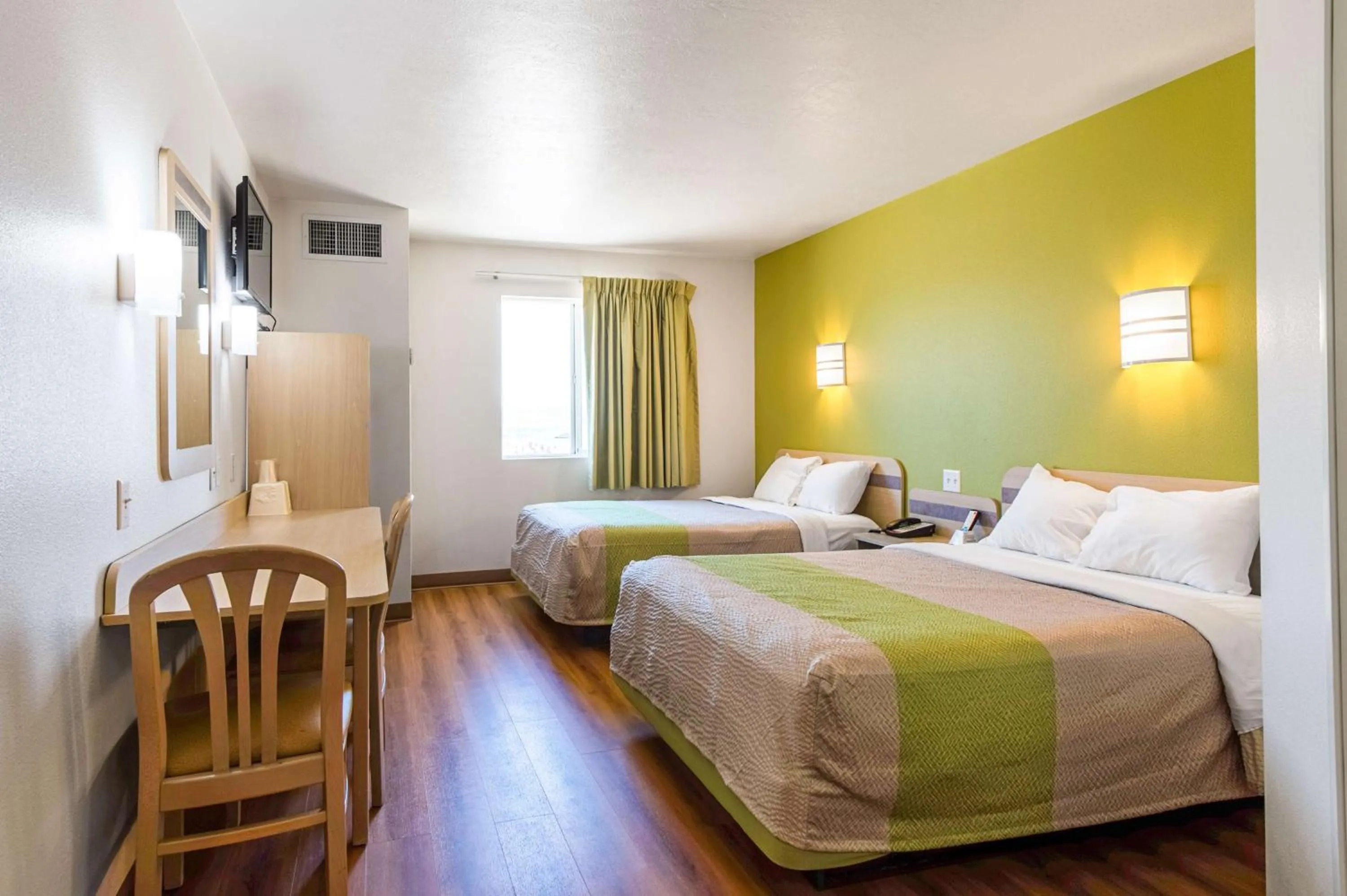 Photo of the whole room, Bed in Motel 6-Cedar City, UT